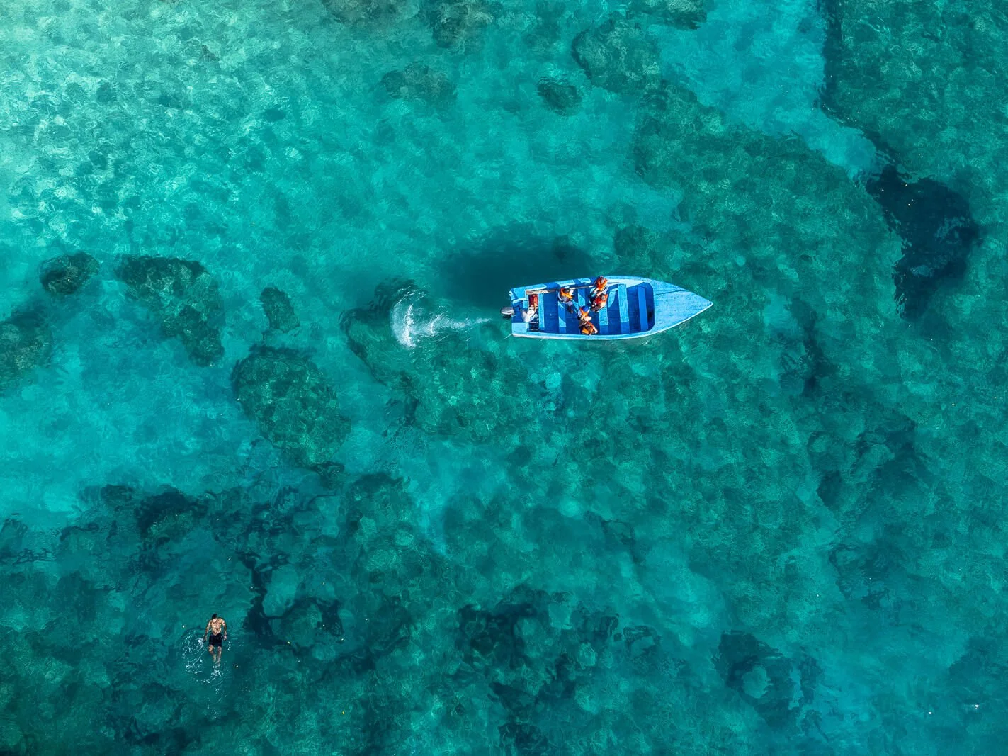 Drohnenaufnahme vom türkisfarbenen Naturpool bei Rio San Juan an der Nordküste der Dominikanischen Republik