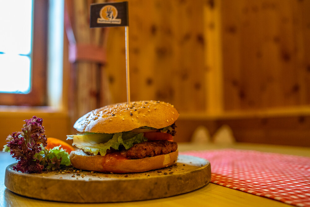 Innsbrucker-Hütte-Burger-Gamsburger.jpg