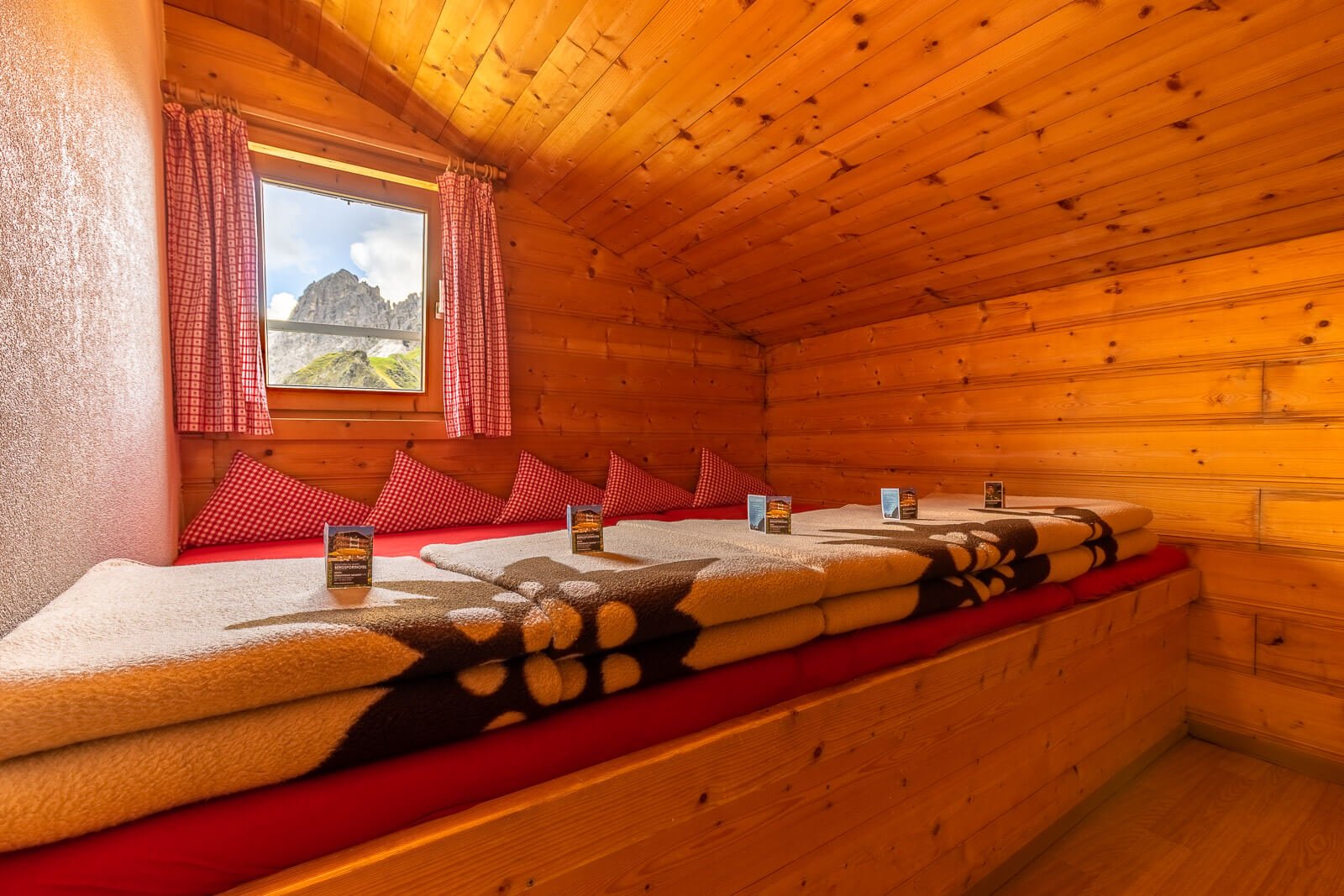innsbrucker-huette-stubai-tirol-zimmer.jpg