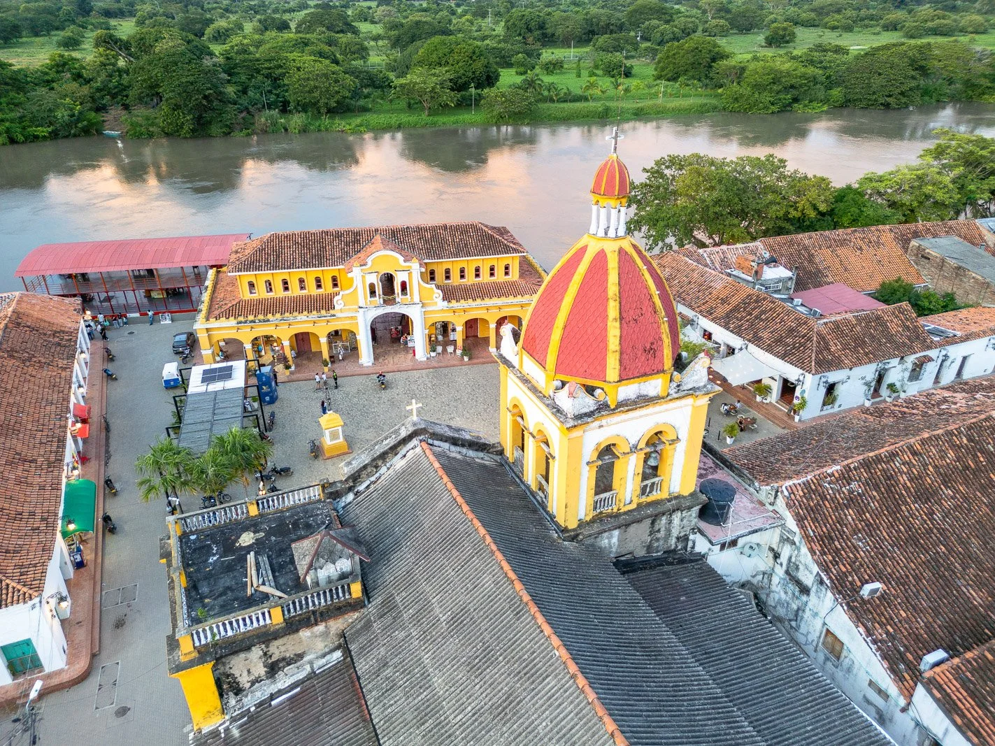  Luftaufnahme der Iglesia de la Concepción und des gelben Arkadenbaus am Río Magdalena in Santa Cruz de Mompox. 