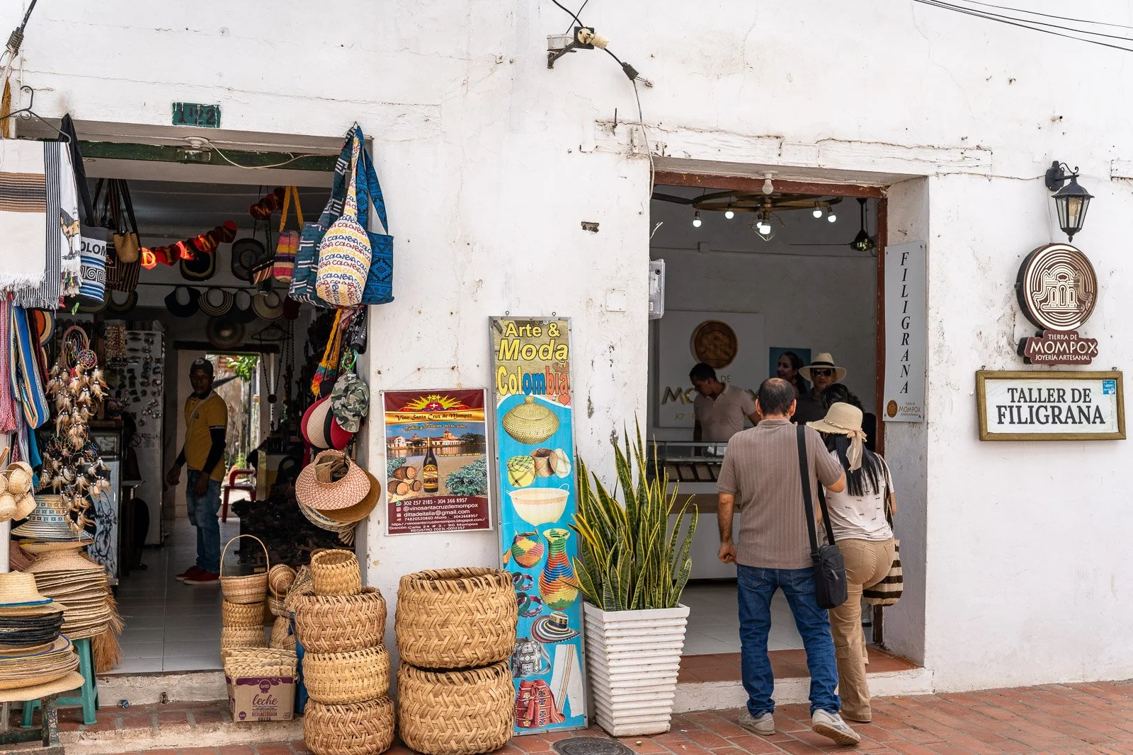 Handwerksläden in der Altstadt von Mompox, darunter eine Filigrana-Werkstatt und ein Souvenirgeschäft mit Hüten, Taschen und Körben. 