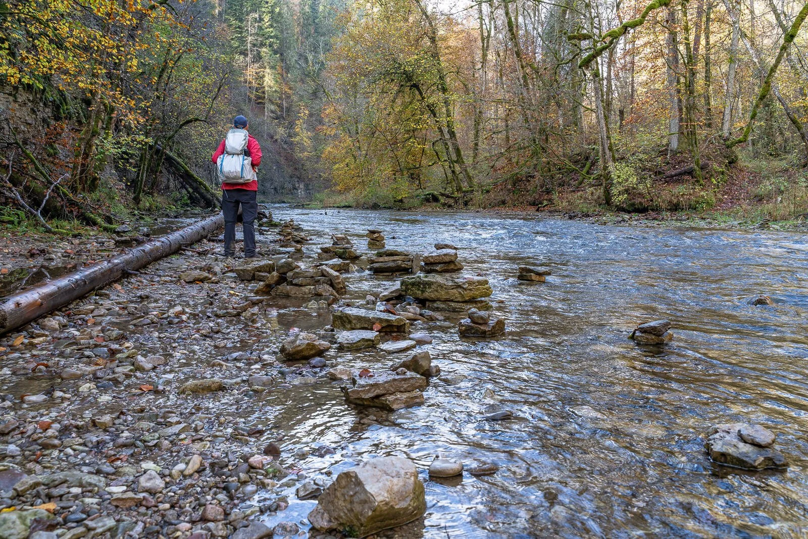  Wanderer im Flussbett der Wutach in der Wutachschlucht am Schluchtensteig 