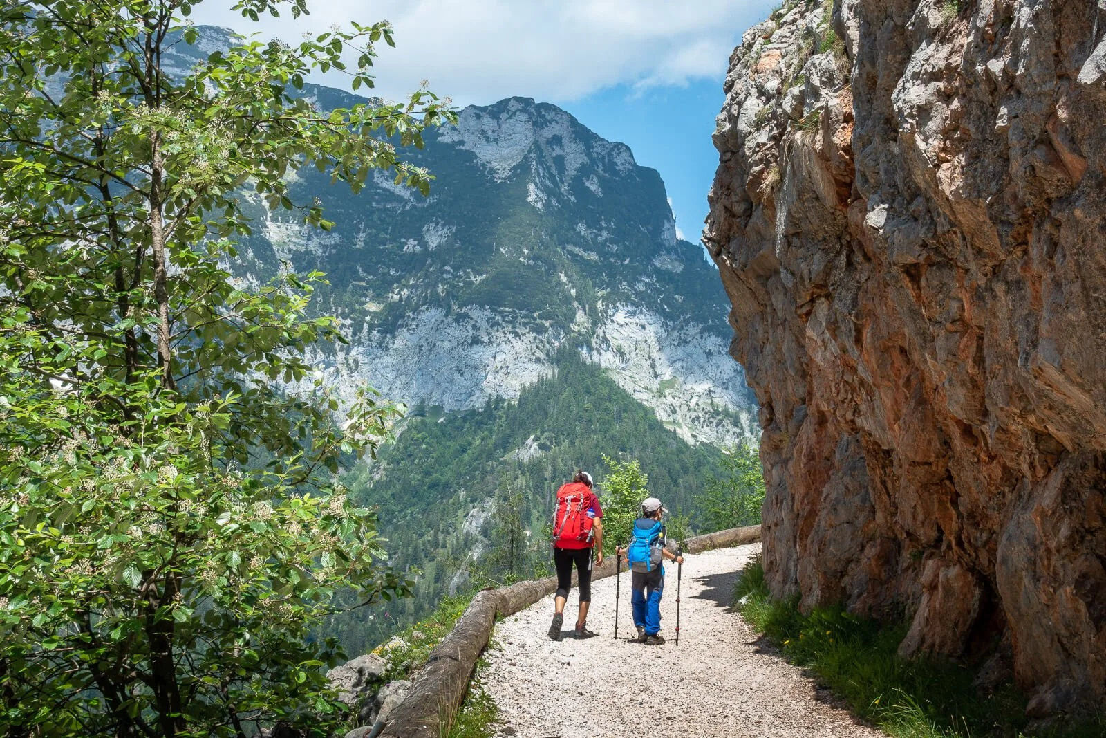  Familienwanderung bei Ramsau im Berchtesgadener Land: Mutter und Kind auf Wanderweg vor alpiner Felskulisse 