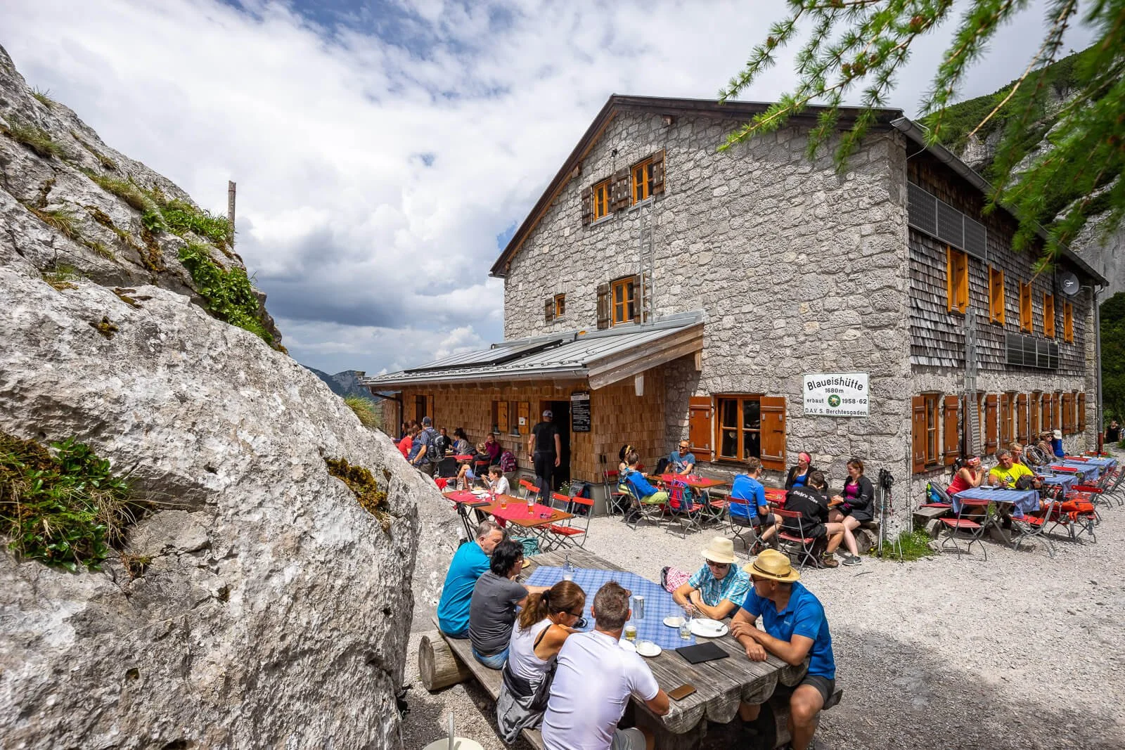  Blaueishütte bei Ramsau im Berchtesgadener Land, Wanderer rasten auf der Sonnenterrasse der Berghütte 