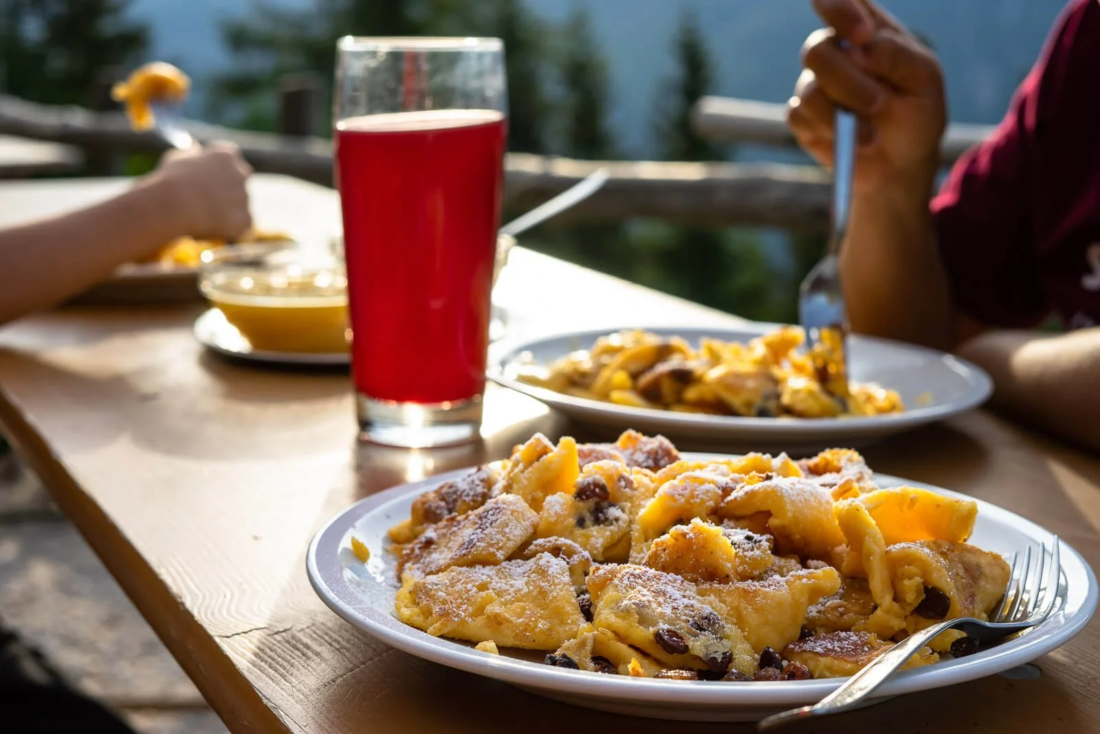  Kaiserschmarrn und Skiwasser bei der Einkehr auf der Schärtenalm im Berchtesgadener Land, Pause während der Familienwanderung 
