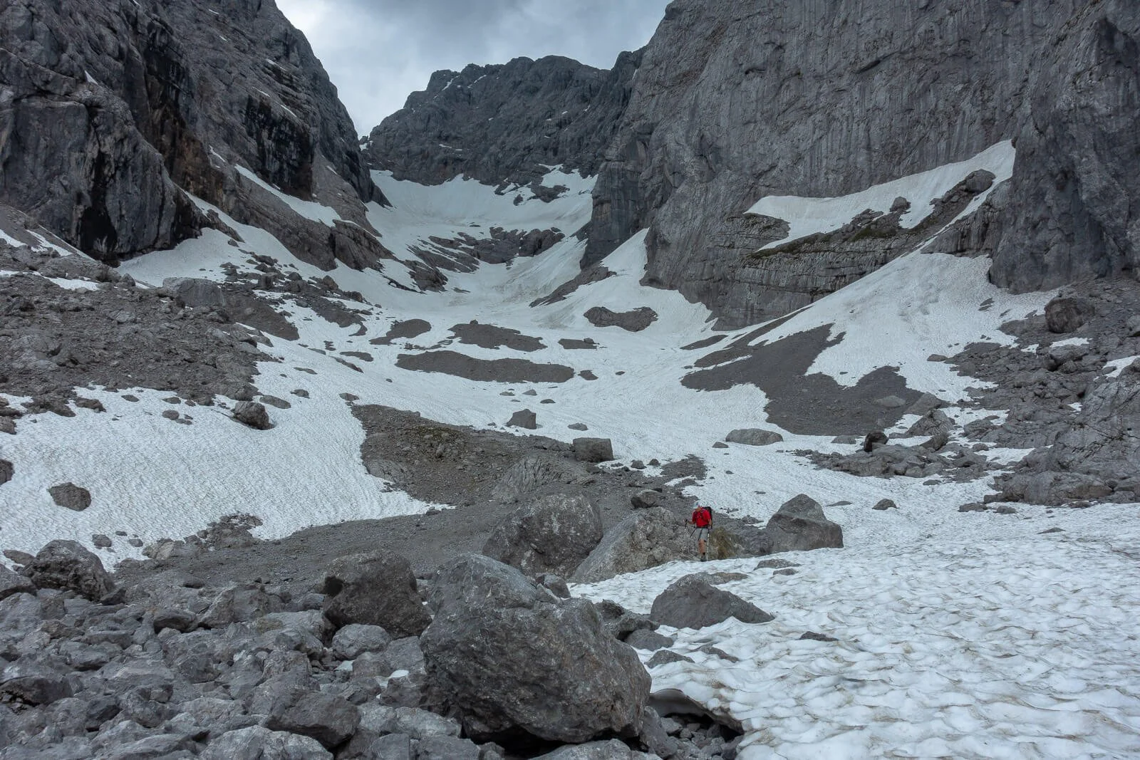  Schneefeld unterhalb des Blaueisgletschers im Berchtesgadener Land, hochalpine Landschaft 