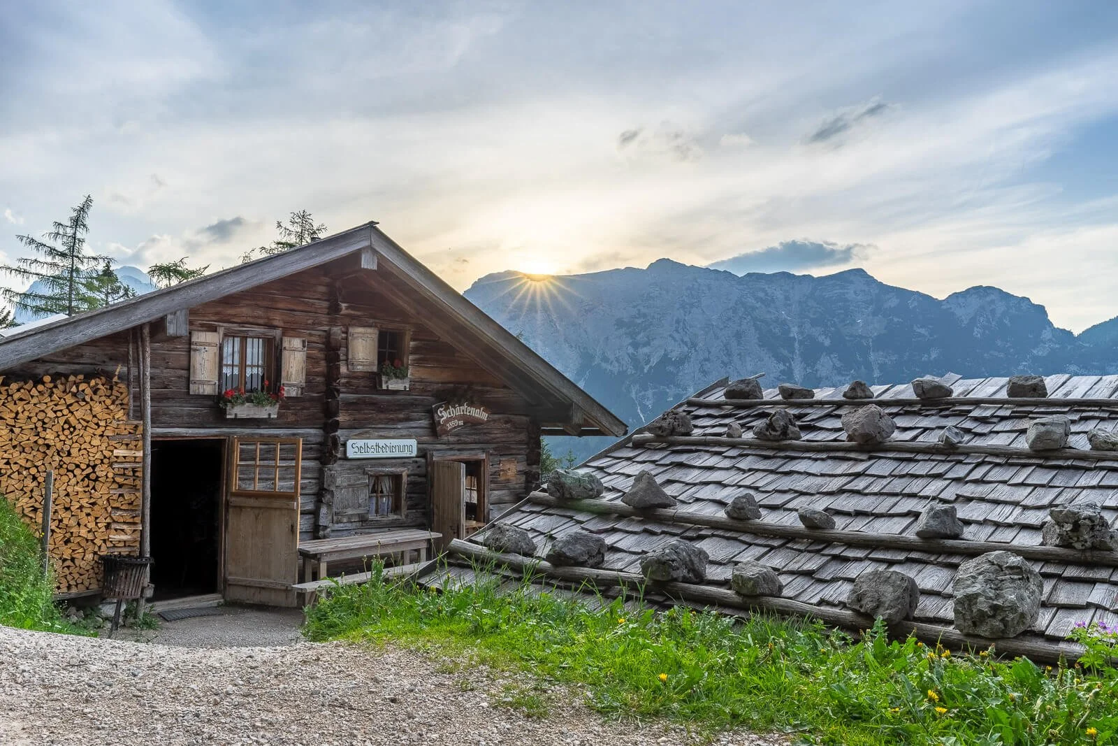  Schärtenalm im Berchtesgadener Land in der Abendstimmung, Almhütte vor alpinem Bergpanorama 