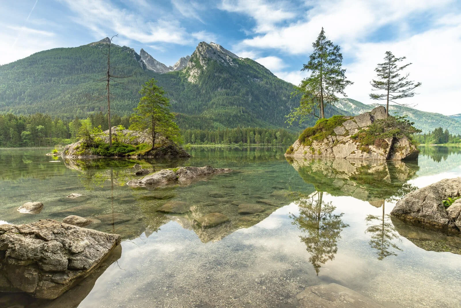  Hintersee bei Ramsau im Berchtesgadener Land, Felsen und Bäume spiegeln sich im klaren Bergsee vor dem Hochkalter 