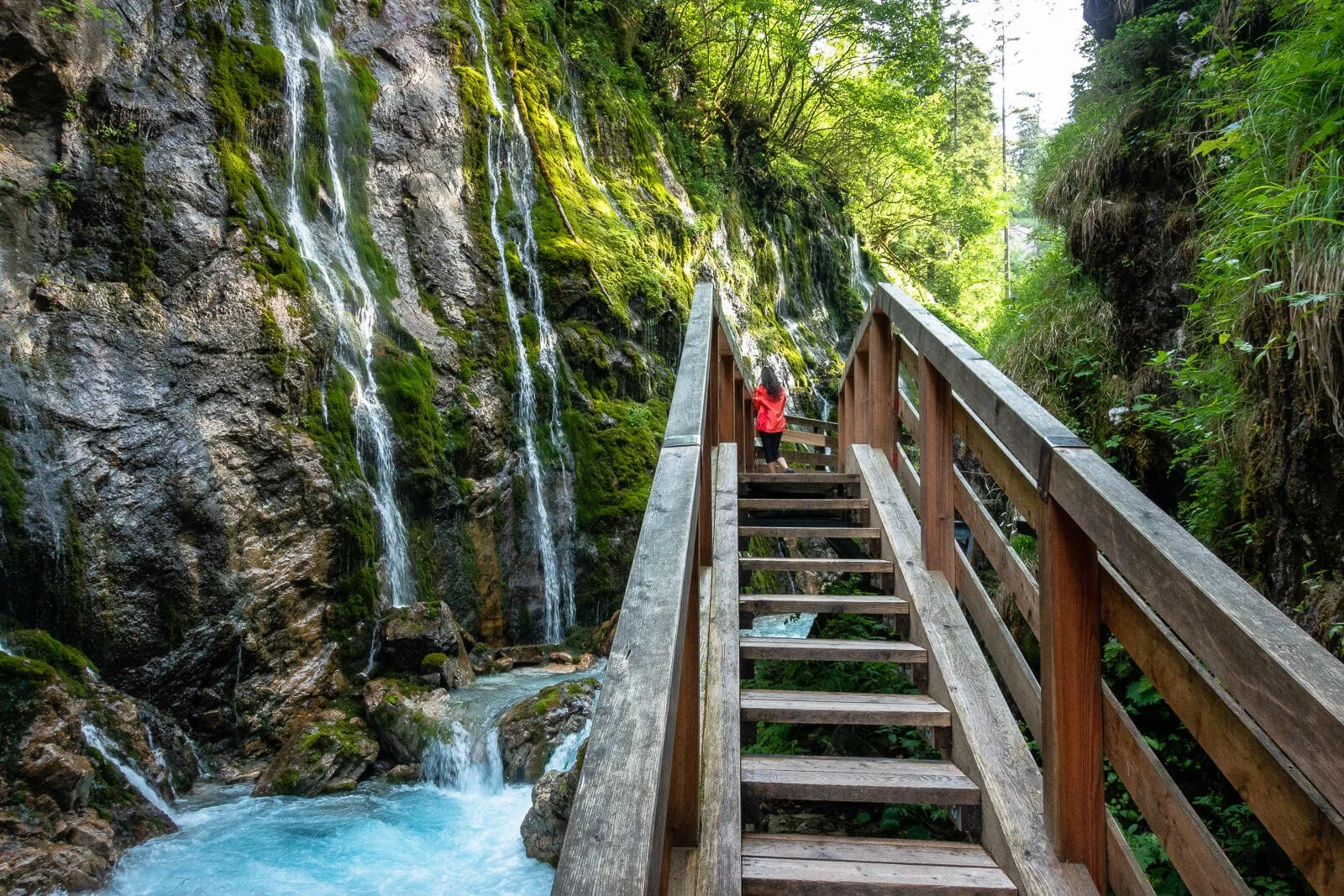  Holztreppe in der Wimbachklamm im Berchtesgadener Land, Wanderweg führt entlang des rauschenden Gebirgsbachs 
