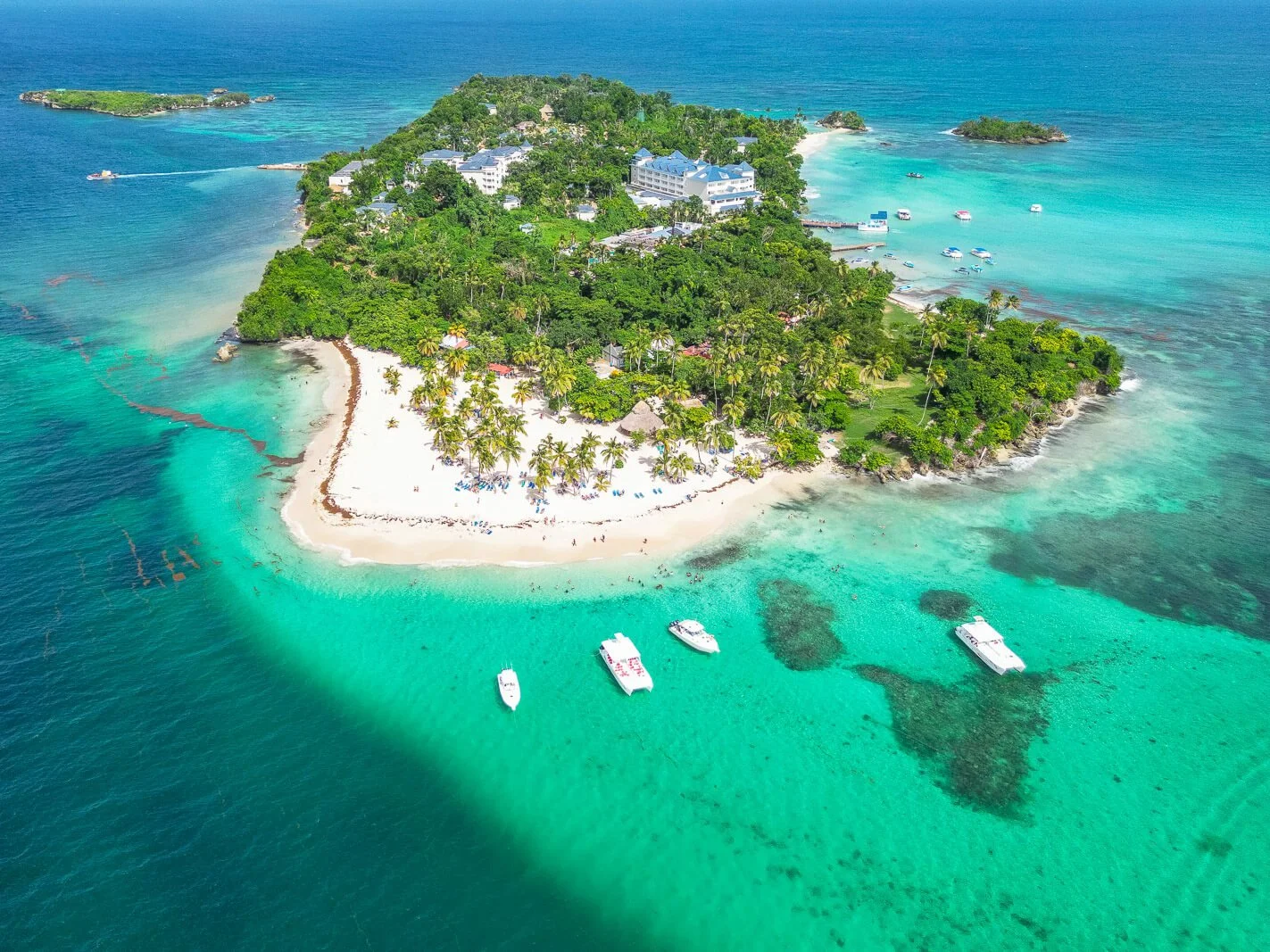  Cayo Levantado (Bacardi Island) in der Bucht von Samaná – tropische Insel mit Palmenstrand, türkisfarbenem Meer und Booten aus der Vogelperspektive 