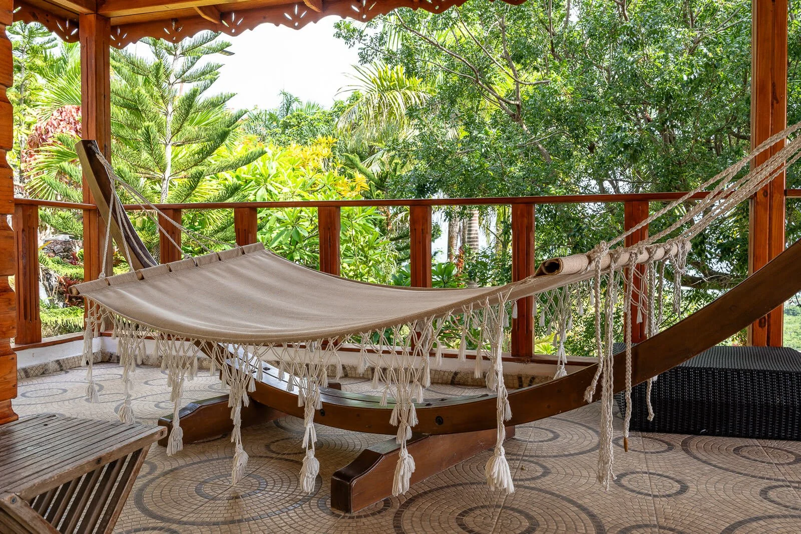  Hängematte auf einer schattigen Holzterrasse im tropischen Garten von Jardines La Loma bei Sánchez 