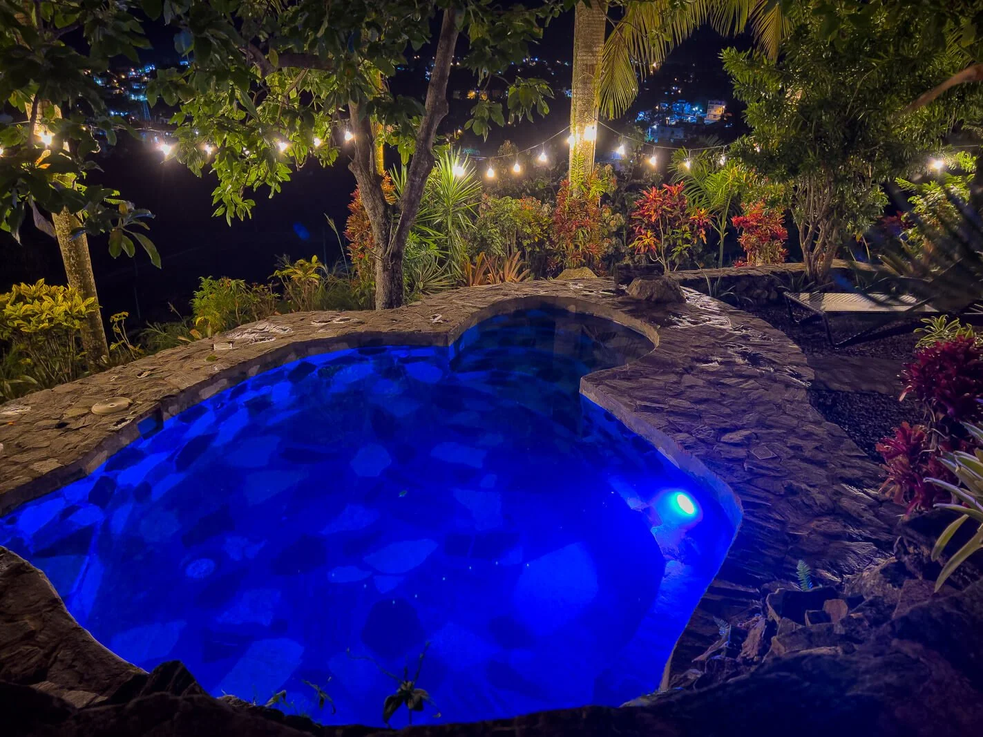  Beleuchteter Naturpool bei Nacht im Garten von Jardines La Loma nahe der Bucht von Samaná 