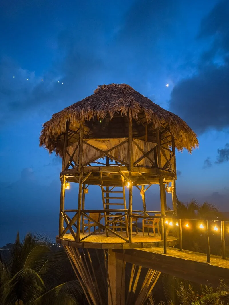  Aussichtsturm der Hacienda Cocuyo bei Monte Rojo in der Abenddämmerung 