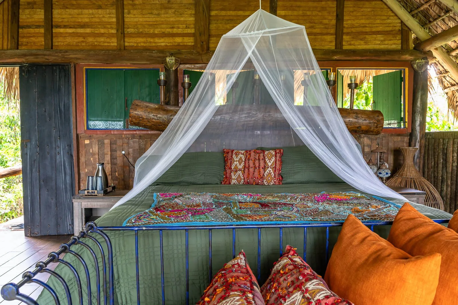  Schlafzimmer im Casa El Paraíso bei Las Galeras mit Naturmaterialien, Moskitonetz und offener Bauweise 