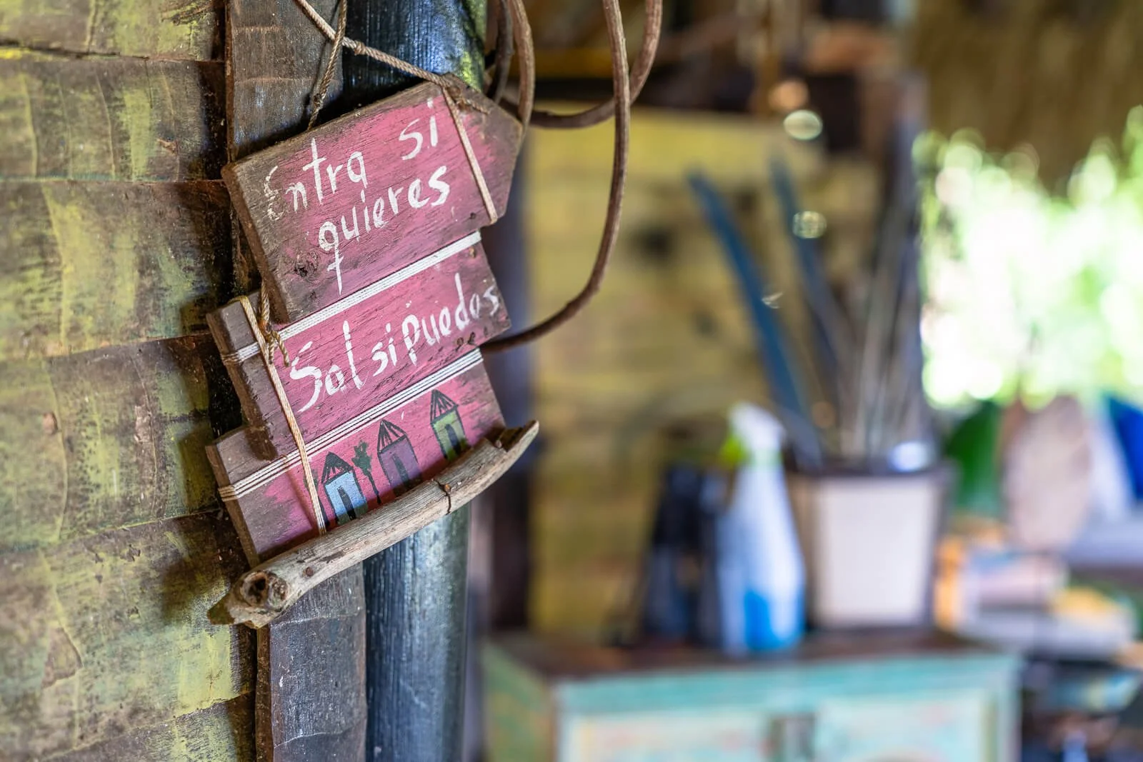  Handgemaltes Holzschild mit spanischem Spruch als Detail im Casa El Paraíso bei Las Galeras 