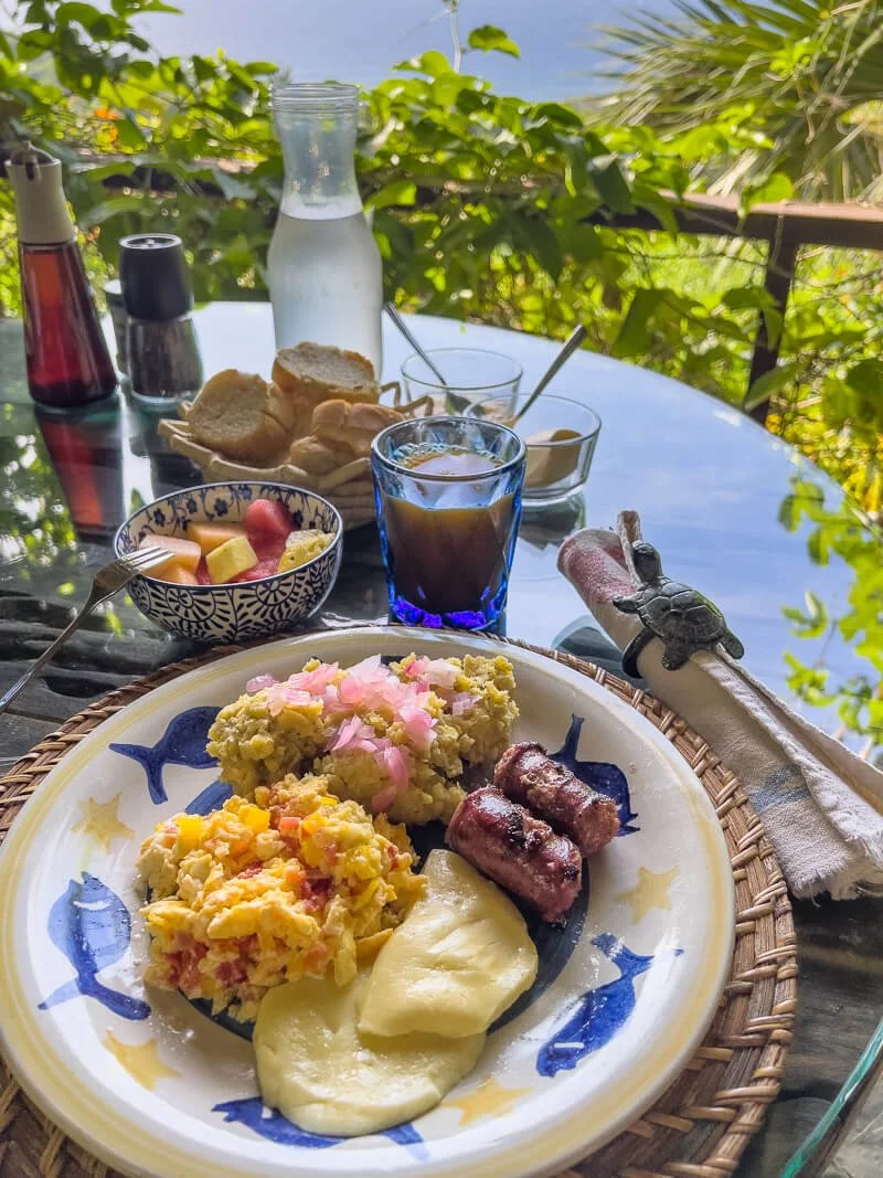  Frühstück auf der offenen Terrasse des Casa El Paraíso bei Las Galeras mit Blick ins tropische Grün 