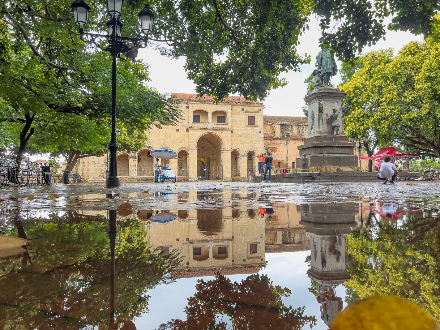 Parque Colón mit Kolumbus-Statue und Catedral Primada in Santo Domingo