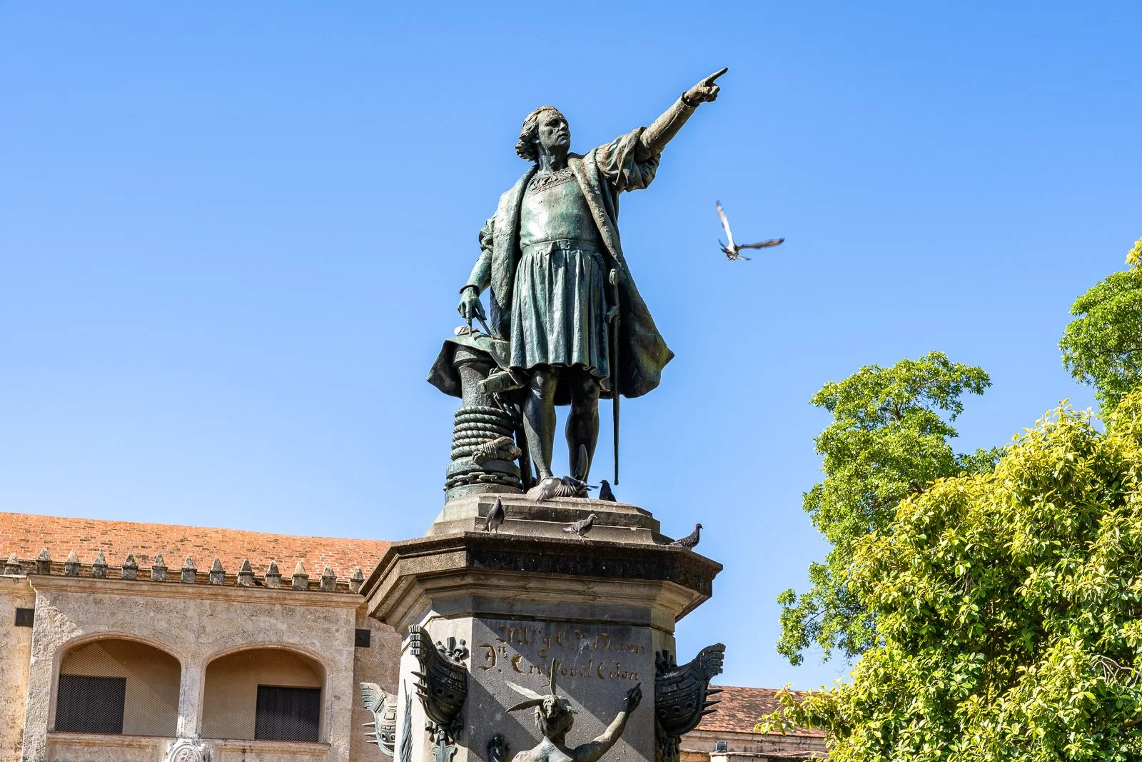 Nahaufnahme der Kolumbus-Statue mit Taube im Parque Colón, Zona Colonial