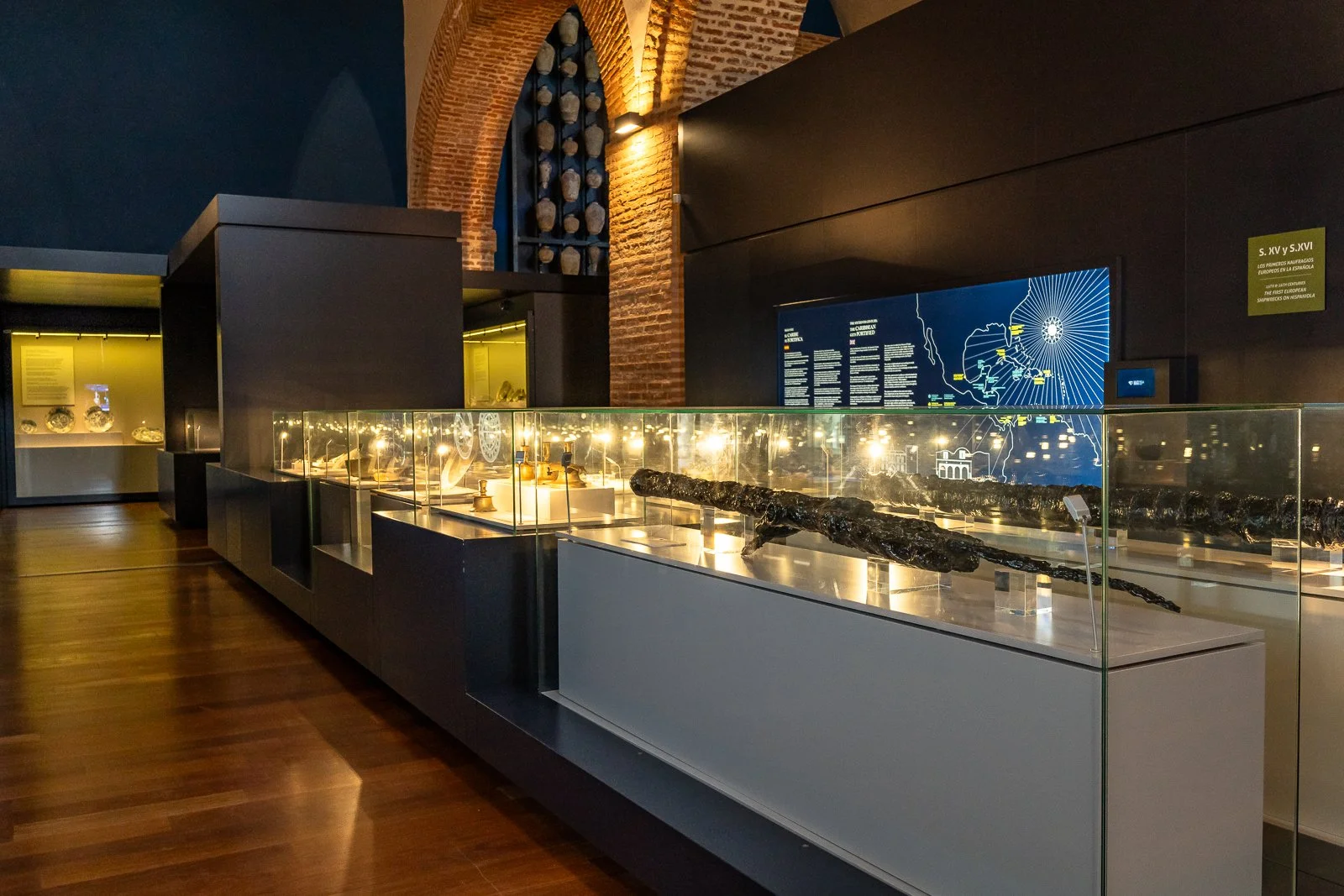Anker und Fundstücke aus Schiffswracks im Museo de las Atarazanas Reales (MAR)