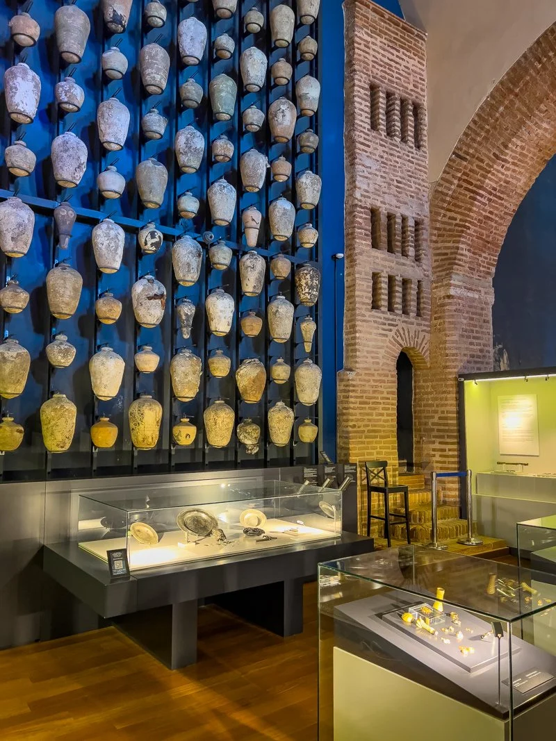 Fundstücke aus Schiffswracks im Museo de las Atarazanas Reales (MAR)