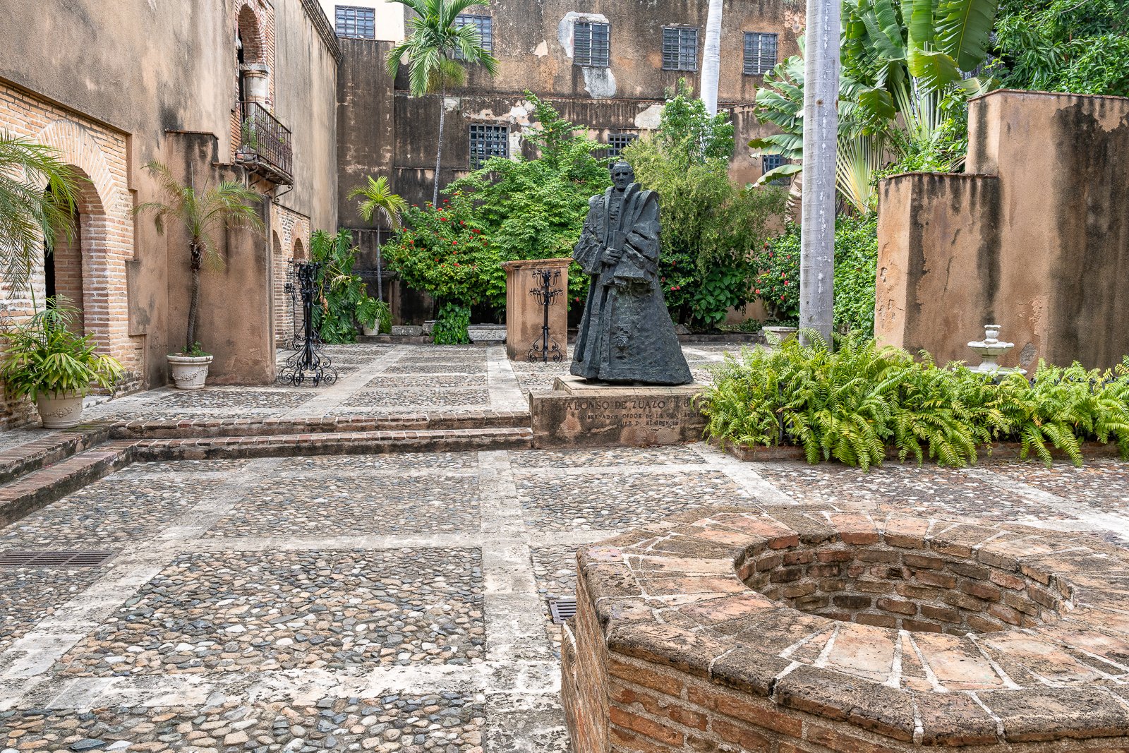 Kolonialer Innenhof mit Brunnen im Museo de las Casas Reales