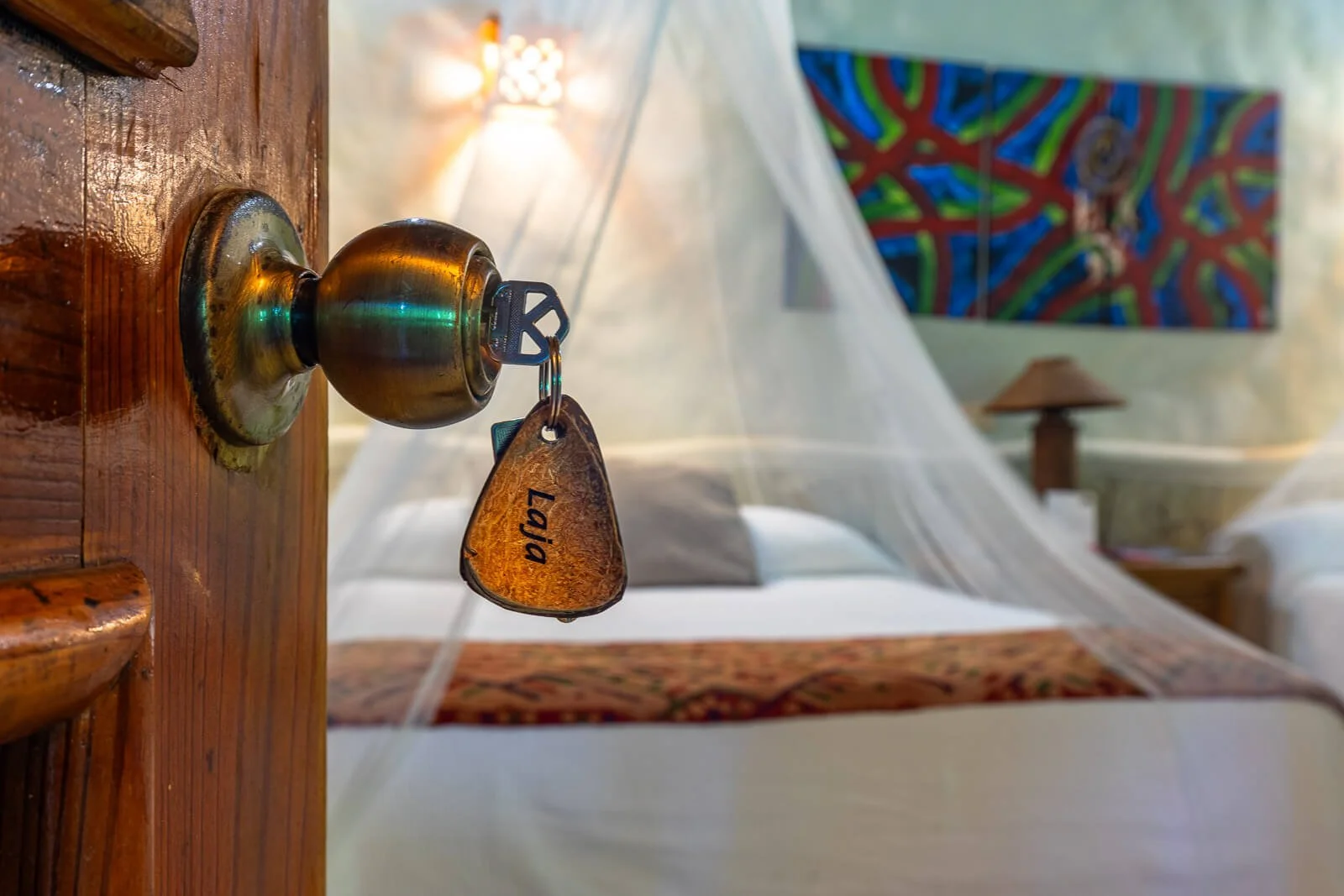 Nahaufnahme eines Zimmerschlüssels an einer Holztür in einem Boutique-Hotel in der Karibik.