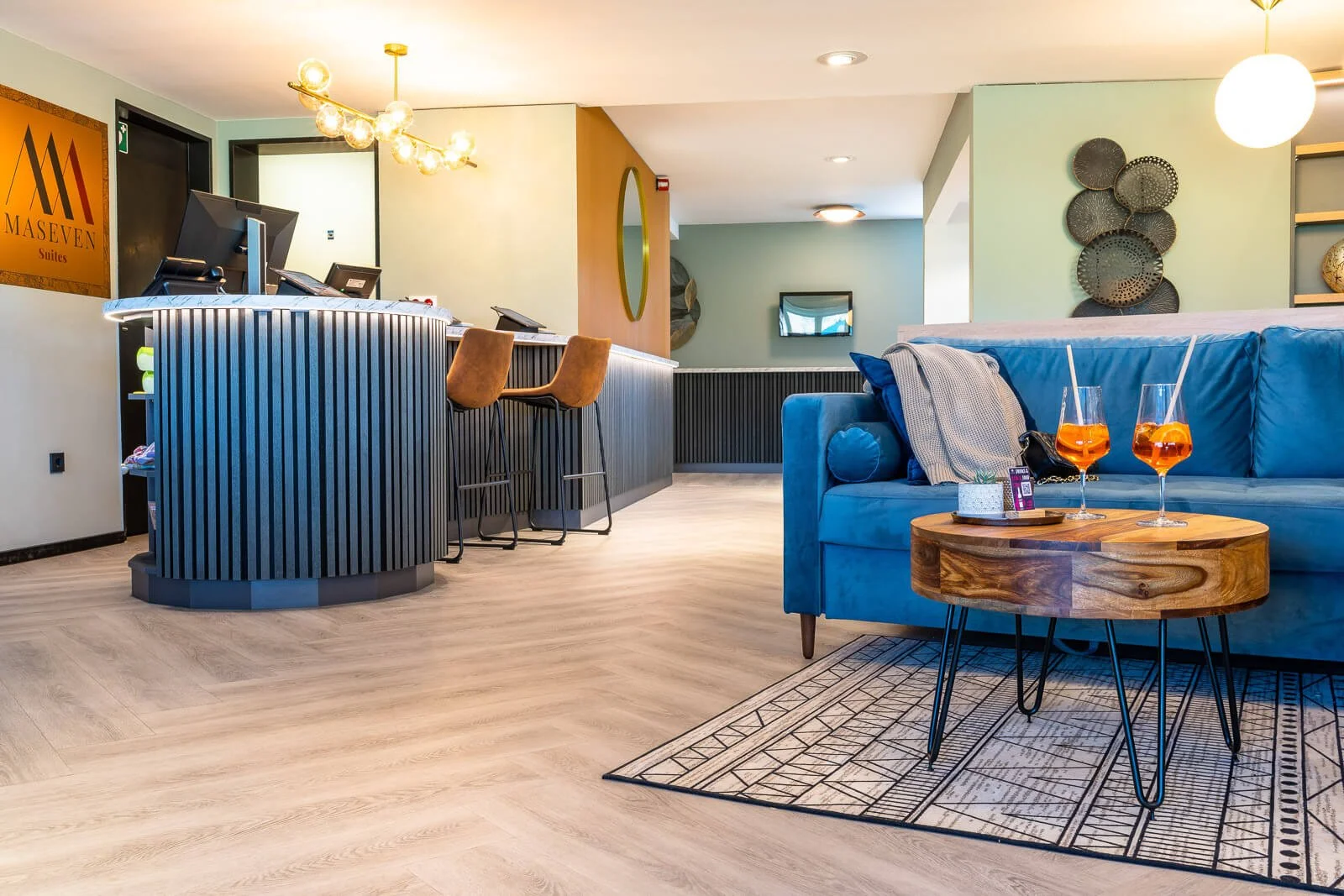 Offener Lobbybereich mit Rezeption, Designbeleuchtung und moderner Sitzlandschaft.