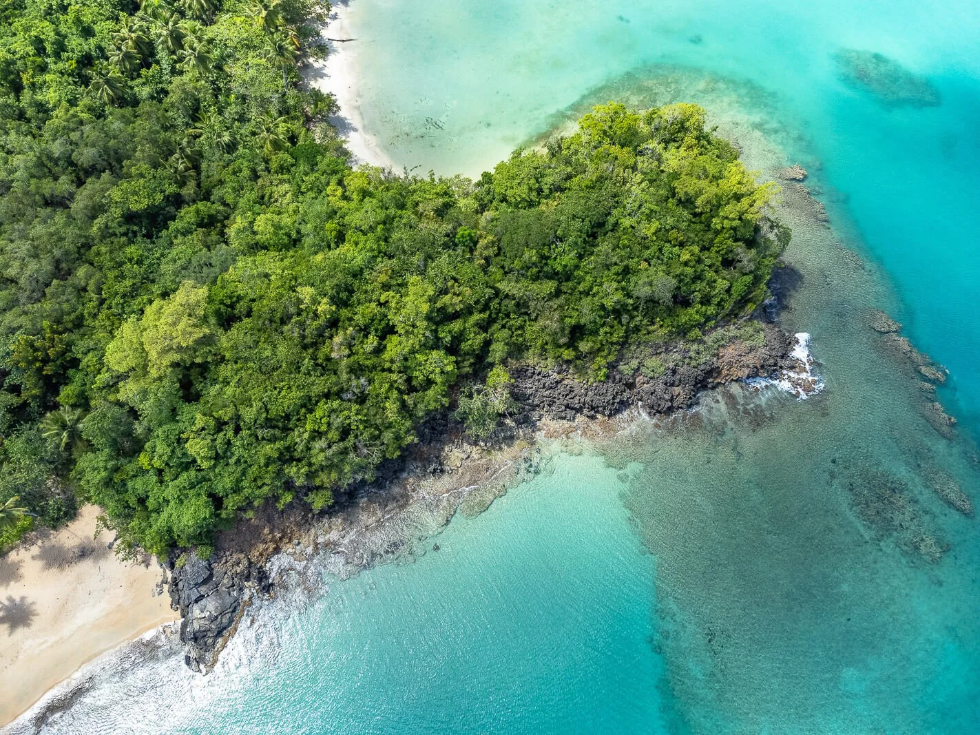 Drohnenaufnahme der Küstenlinie bei Las Terrenas auf der Halbinsel Samaná in der Dominikanischen Republik