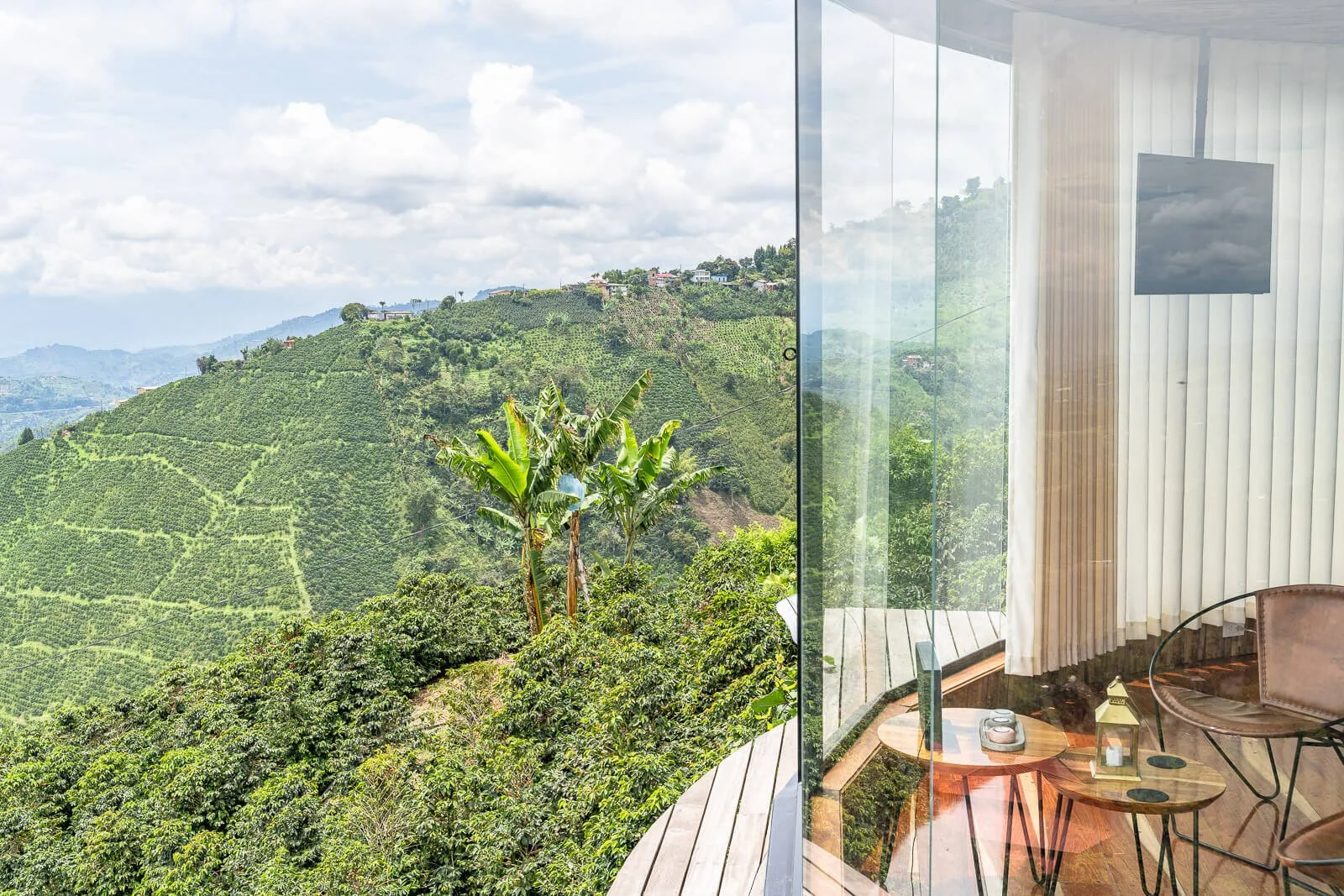 Ausblick aus einer modernen Suite auf die grünen Hügel der kolumbianischen Kaffeeregion.