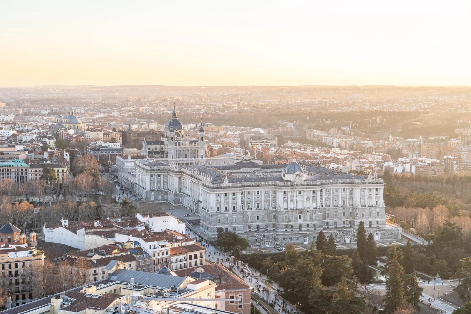 Palacio Real in Madrid bei Sonnenuntergang