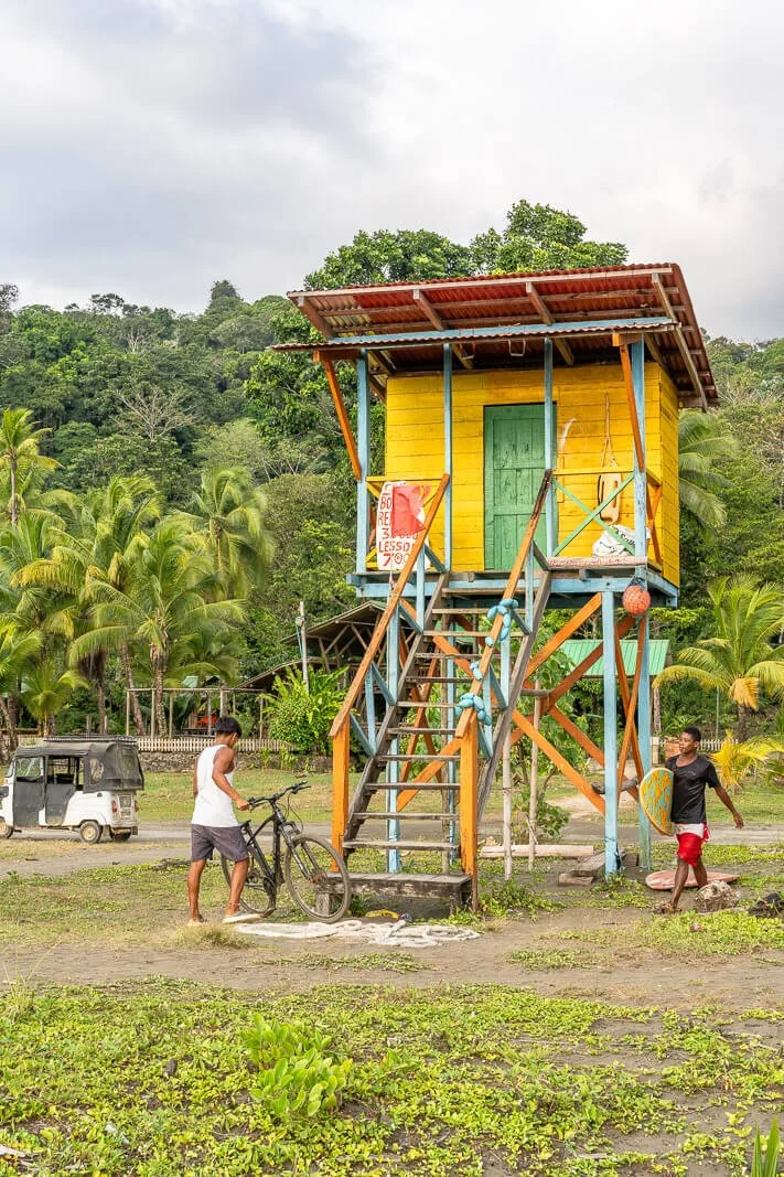 Strandszene bei El Valle in der Provinz Chocó an der kolumbianischen Pazifikküste