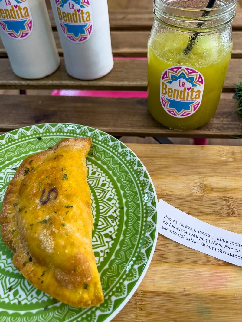 Empanadas und frischer Saft im Café La Bendita in der Zona Colonial