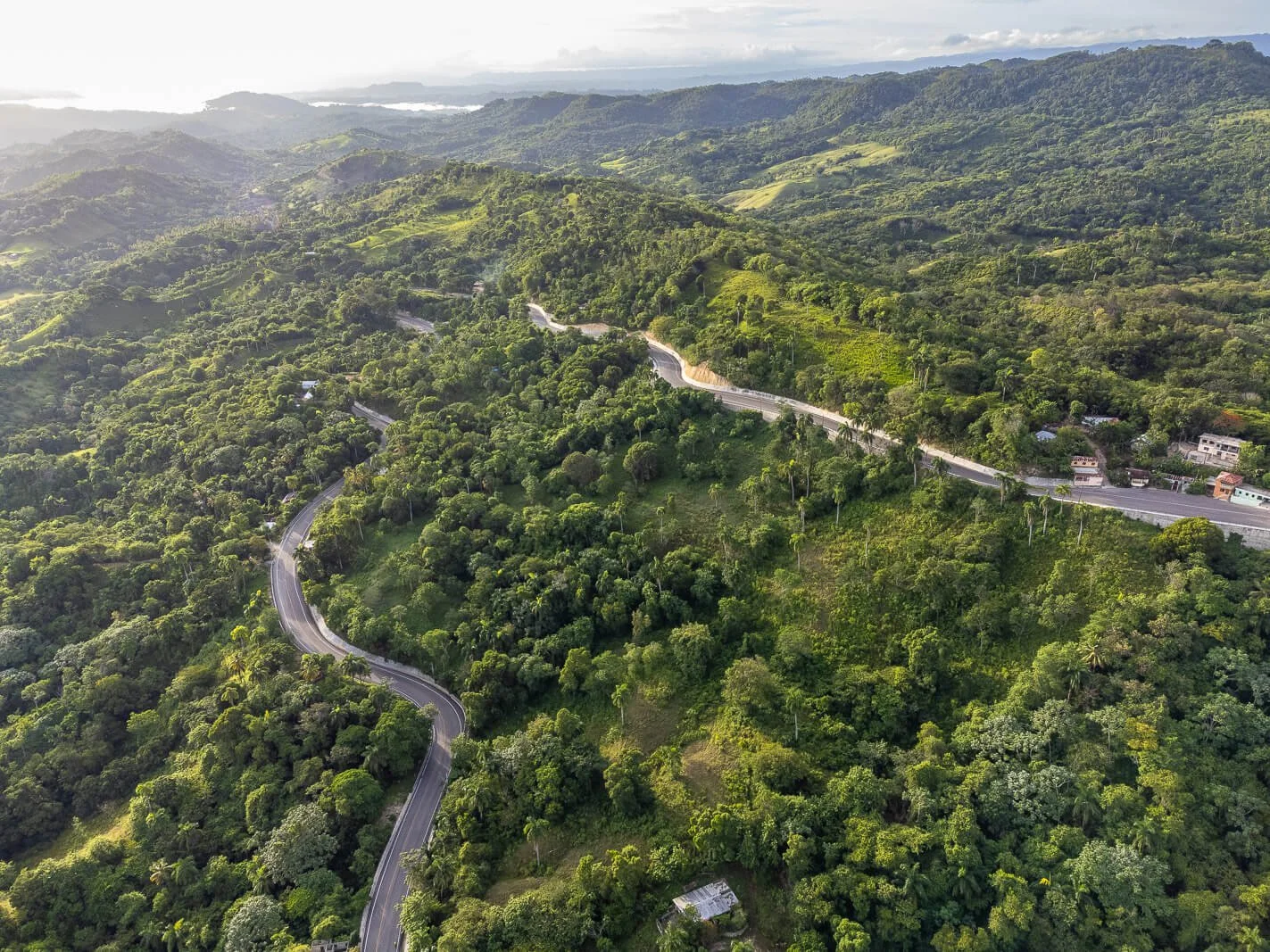 Kurvige Bergstraße in der Cordillera Septentrional bei Tubagua in der Dominikanischen Republik