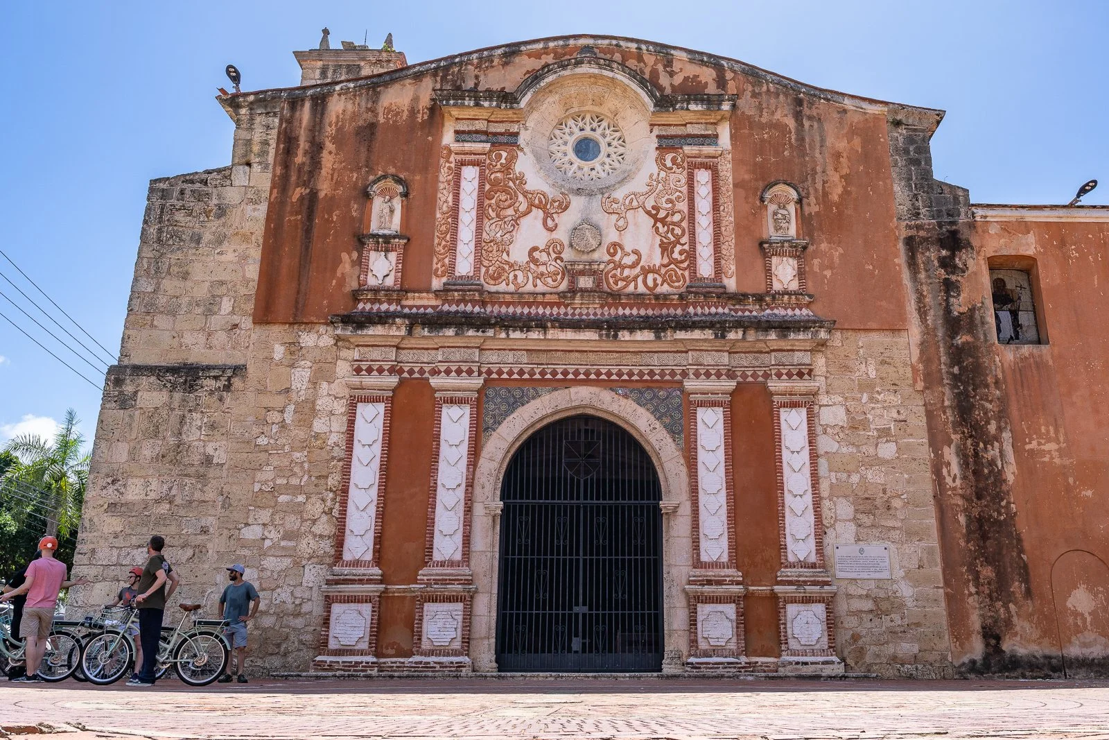 Gegenüber der Quinta Dominicana liegt die verzierte Fassade des Convento de los Dominicos