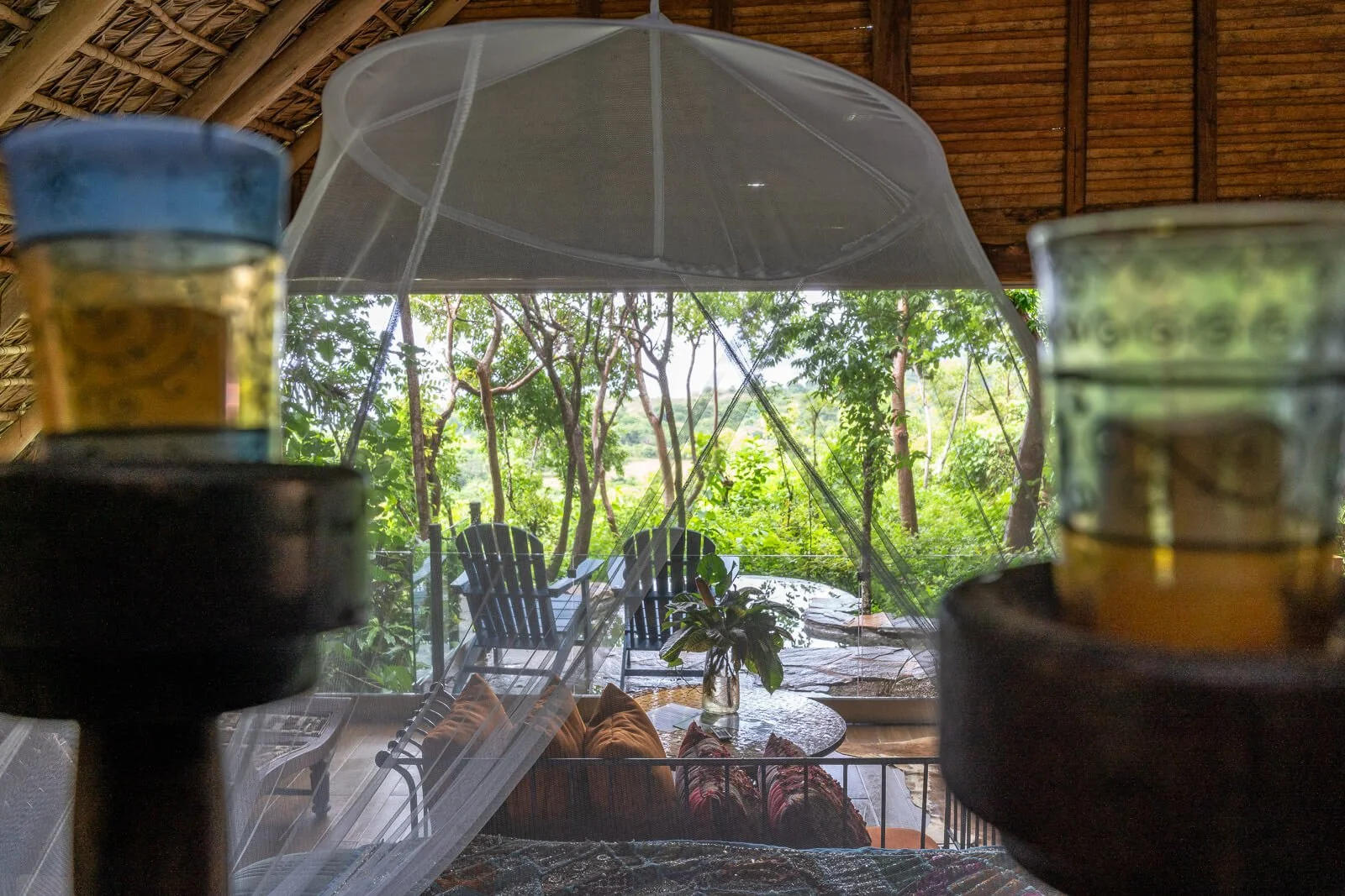 Blick aus dem offenen Zimmer im Casa El Paraíso bei Las Galeras auf Terrasse und tropischen Garten