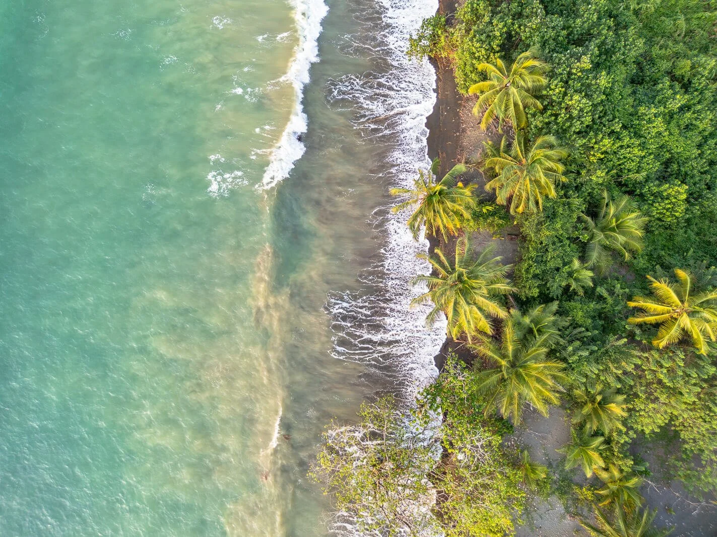 Drohnenaufnahme des Strands bei Mecana an der Pazifikküste in Kolumbien