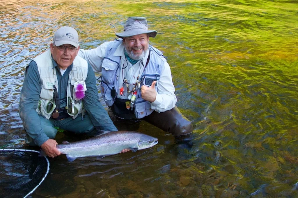 Dan Greenberg et sa prise, un beau saumon de la Cascapédia. Beau spécimen, Dan!
