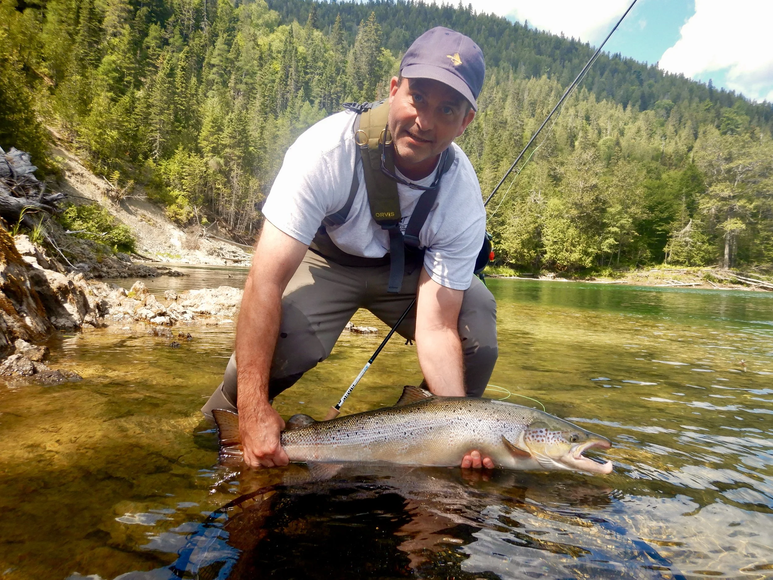 Peter Bowles, qui en était à sa première visite à Salmon Lodge, remet à l’eau un superbe saumon capturé dans la Petite Cascapédia. Beau travail, Peter!