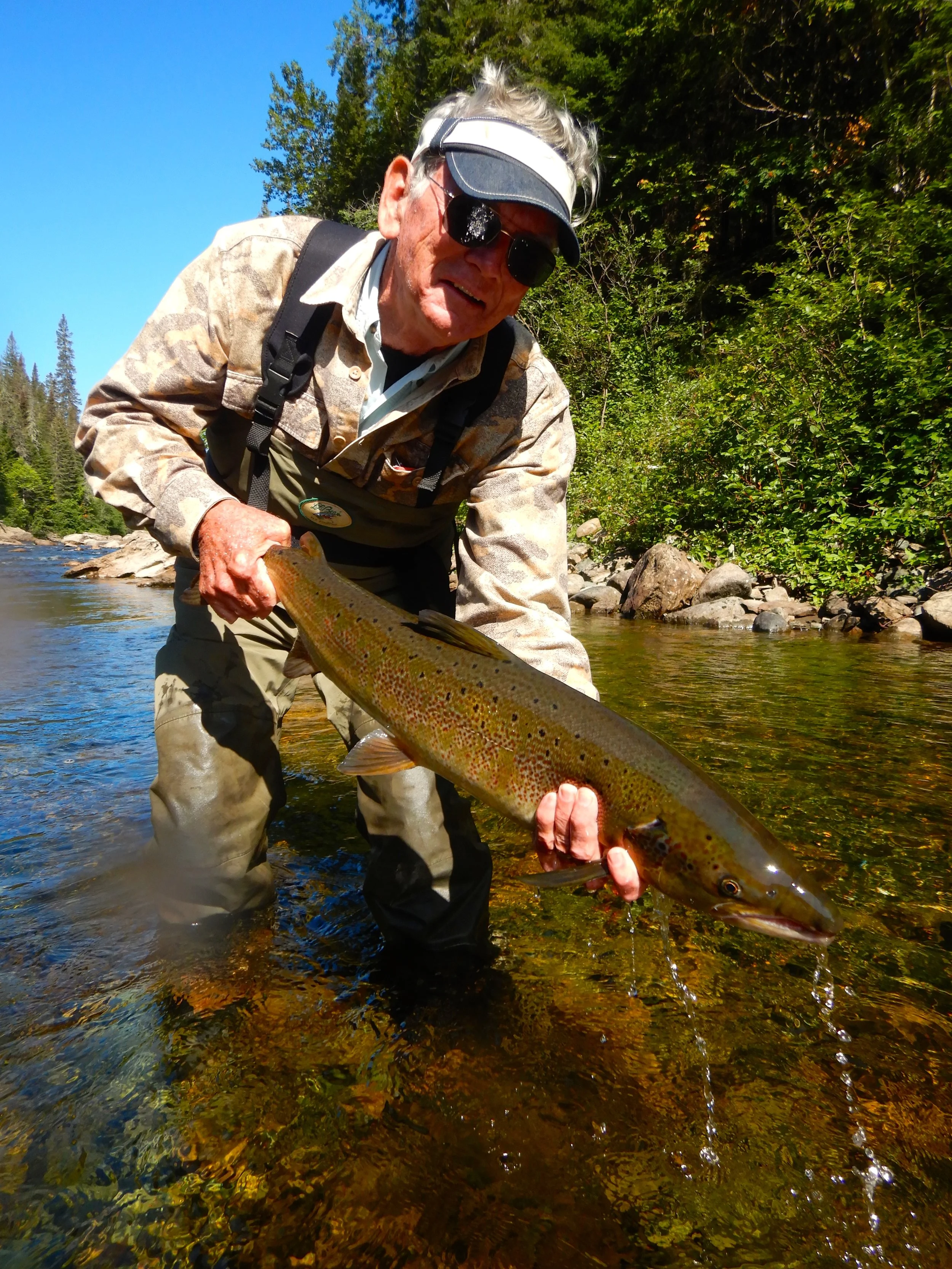 Pete Moynihan, qui en était à sa première visite à Salmon Lodge, remet à l’eau ce superbe spécimen capturé dans la Cascapédia.