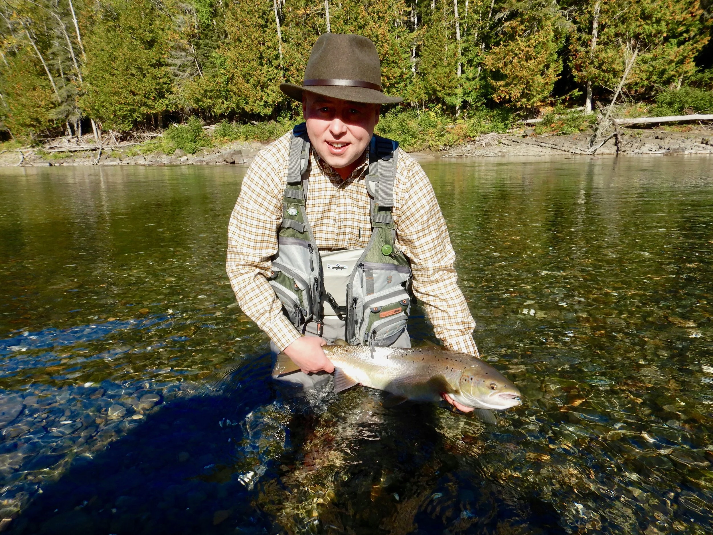 Kieron Leslie a capturé ce superbe spécimen dans la rivière Bonaventure. C’était un pur plaisir de te recevoir chez nous, et nous espérons te revoir l’an prochain! Félicitations, Kieron!