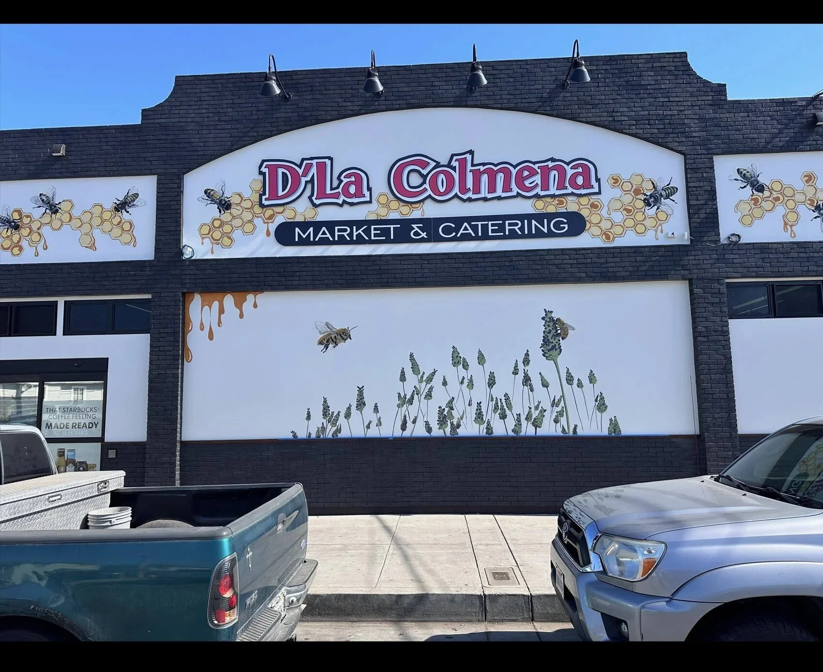 D'la Colmena Street side mural 60'x25' 2025