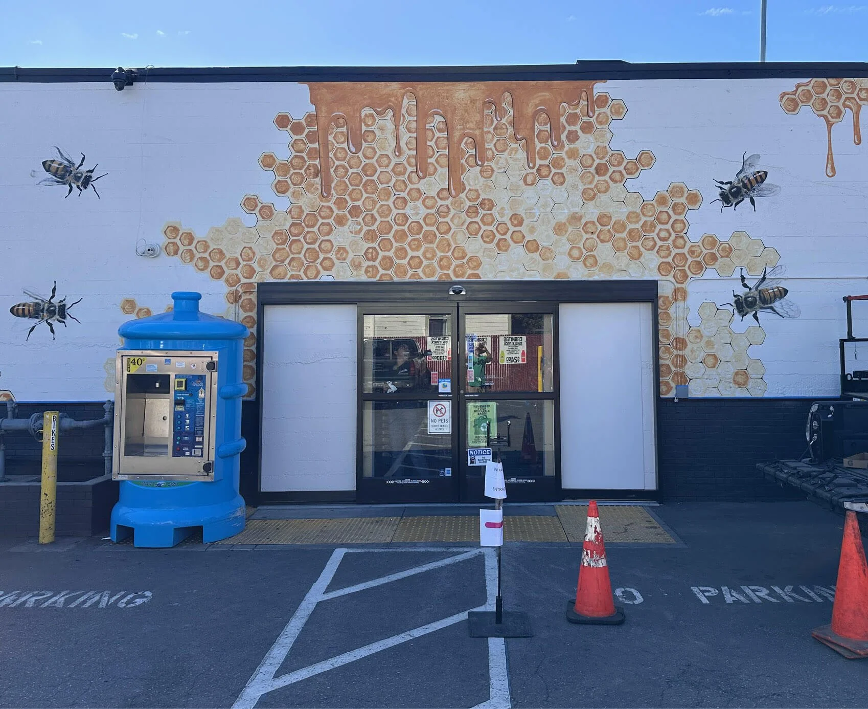 D'la Colmena Market Front door 2025 