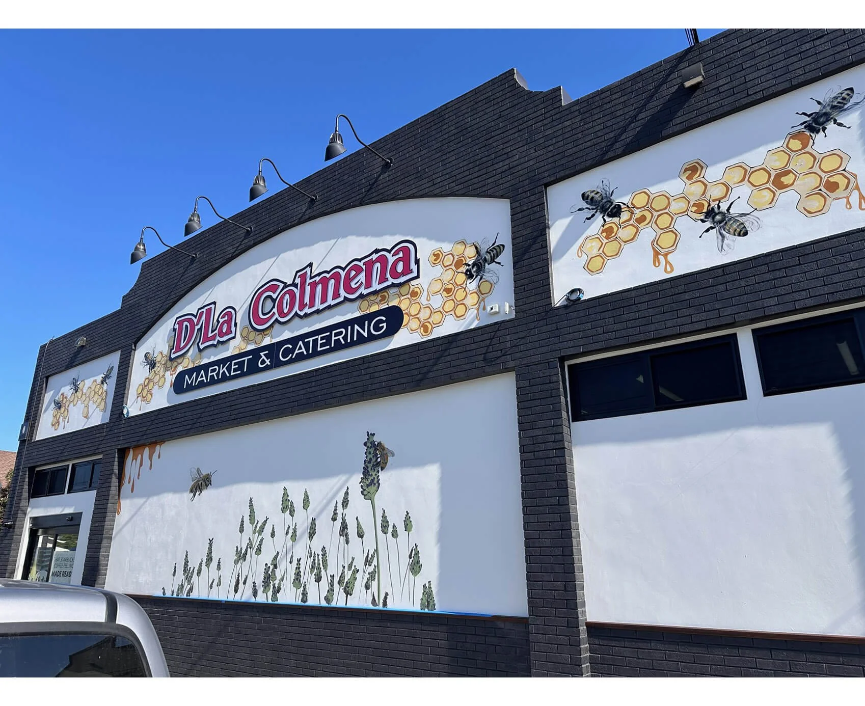 D'la Colmena Market street side mural 2025
