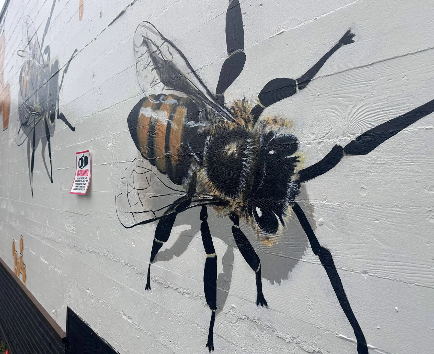 D'la Colmena Market large bee detail 2025