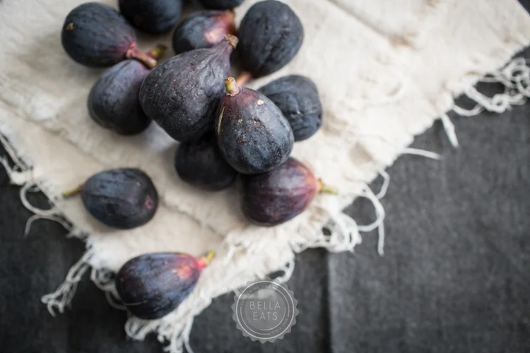 fresh fig tart with lemon cream