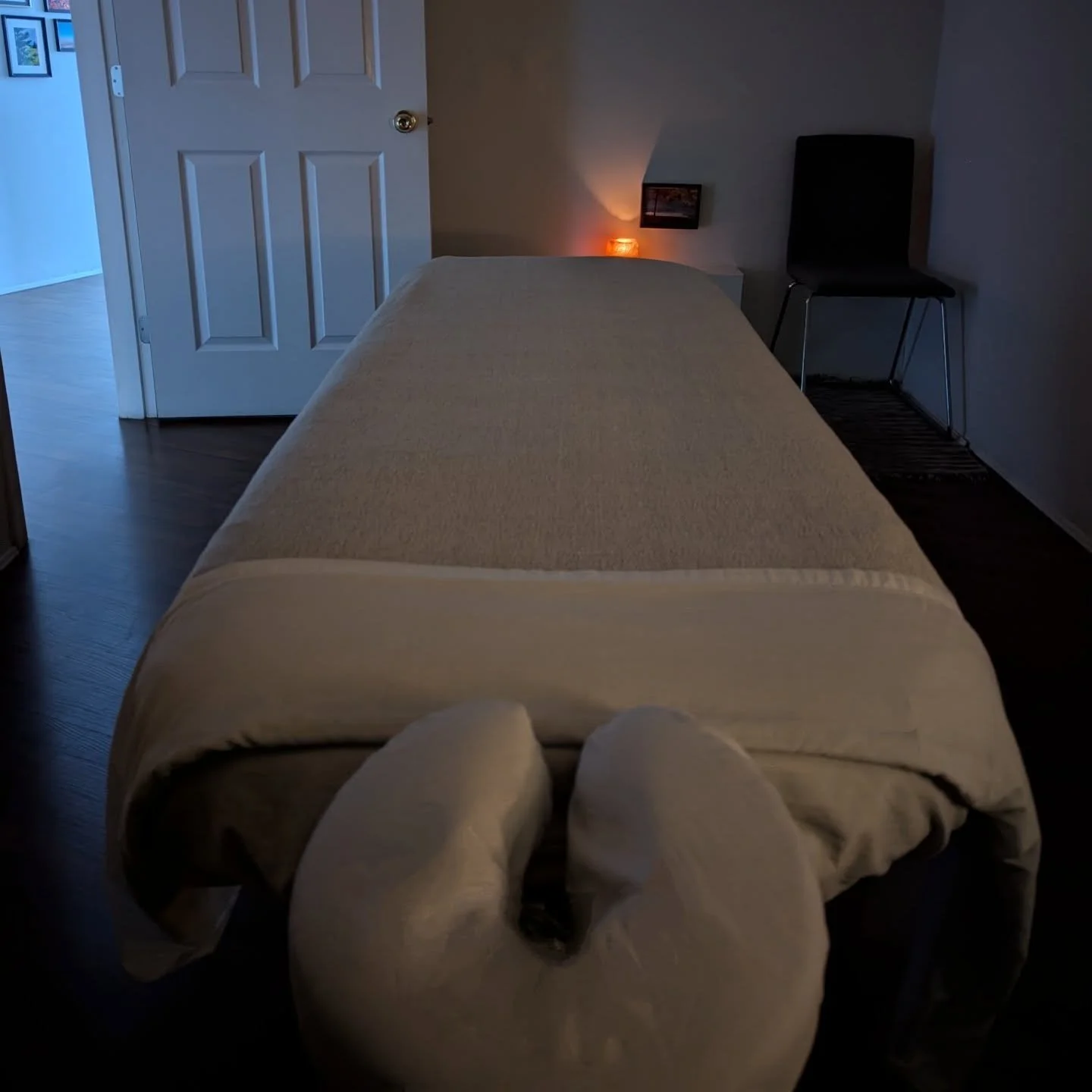 The table awaits.

#bodyworktherapy #BreathingSpaceBodywork
#Bodywork #vancouvermassage #RelaxBreatheLetGo #restisresistance #SelfCareSunday #massage #aromatherapy #essentialoils #soundtherapy #soundbowls #tuningforks