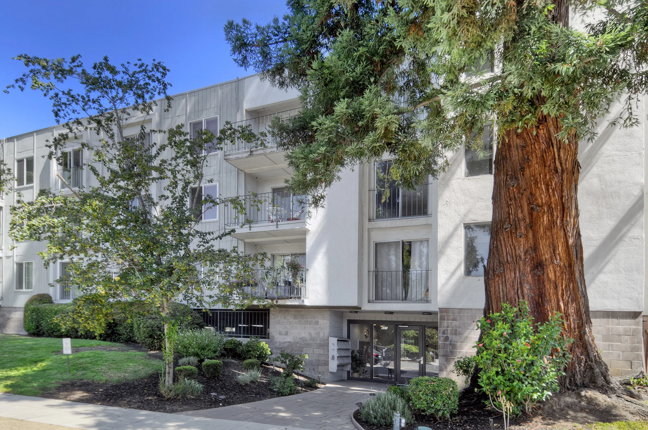 Just Listed in Sequoia Place Open Sun 2-4pm