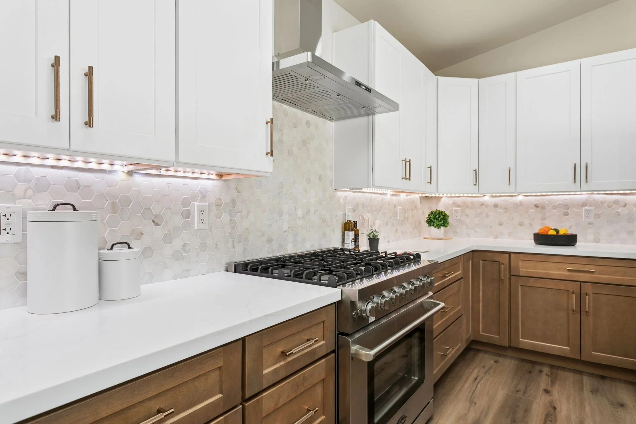 20-web-or-mls-8202-e-mackenzie-dr 2.JPG