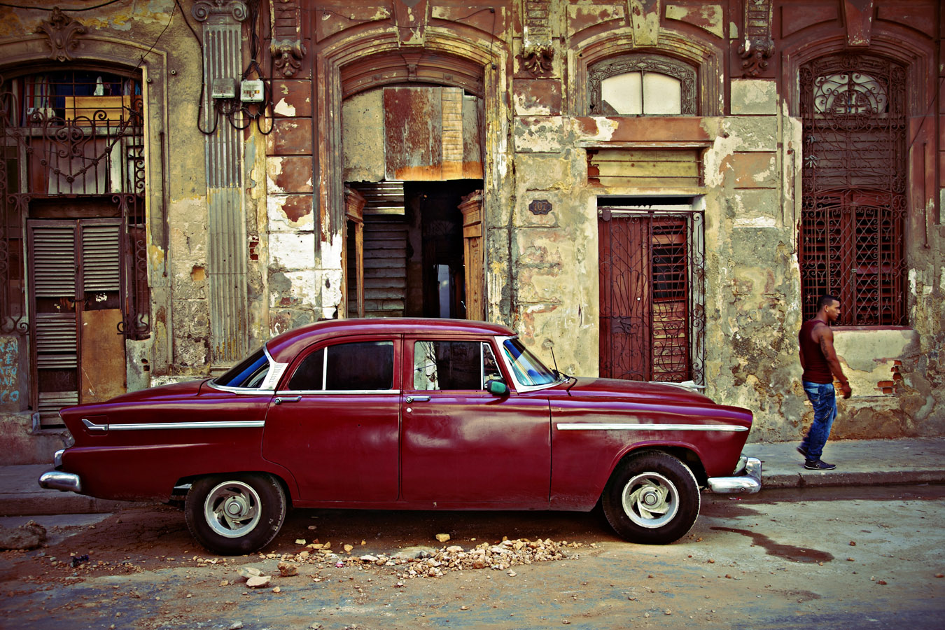 Pristine retro American cars; beautiful historical architecture crumbling under peeling paint 