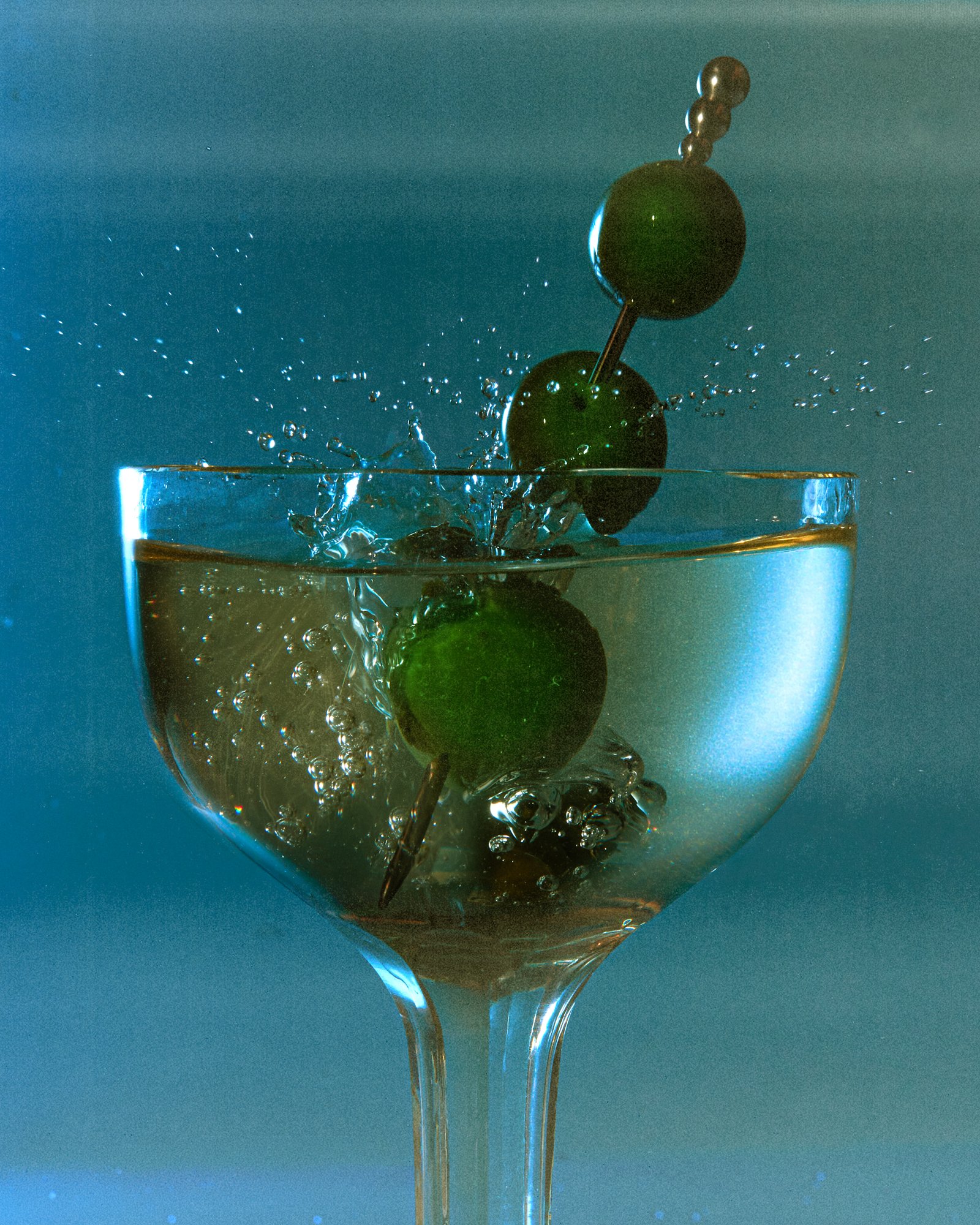 commercial editorial beverage photo of a martini cocktail / shot by commercial food photographer Ali Redmond